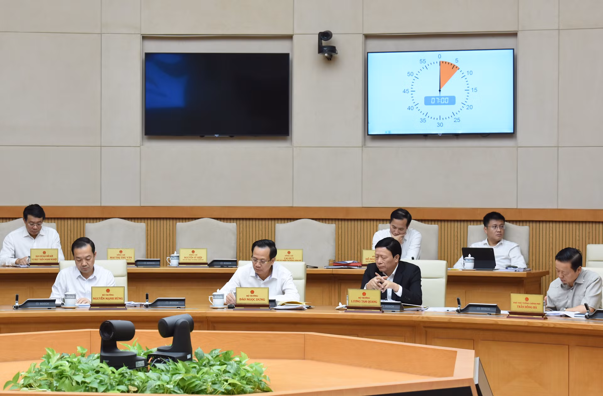 Đại diện lãnh đạo các bộ, ngành tham dự phiên họp.