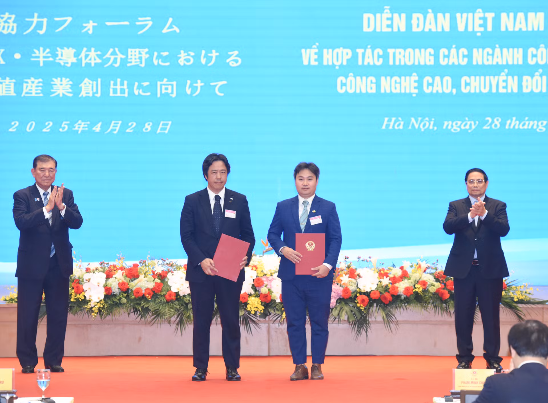 Hai Thủ tướng chứng kiến trao biên bản ghi nhớ hợp tác giữa Tập đoàn FPT và Tập đoàn Restar.