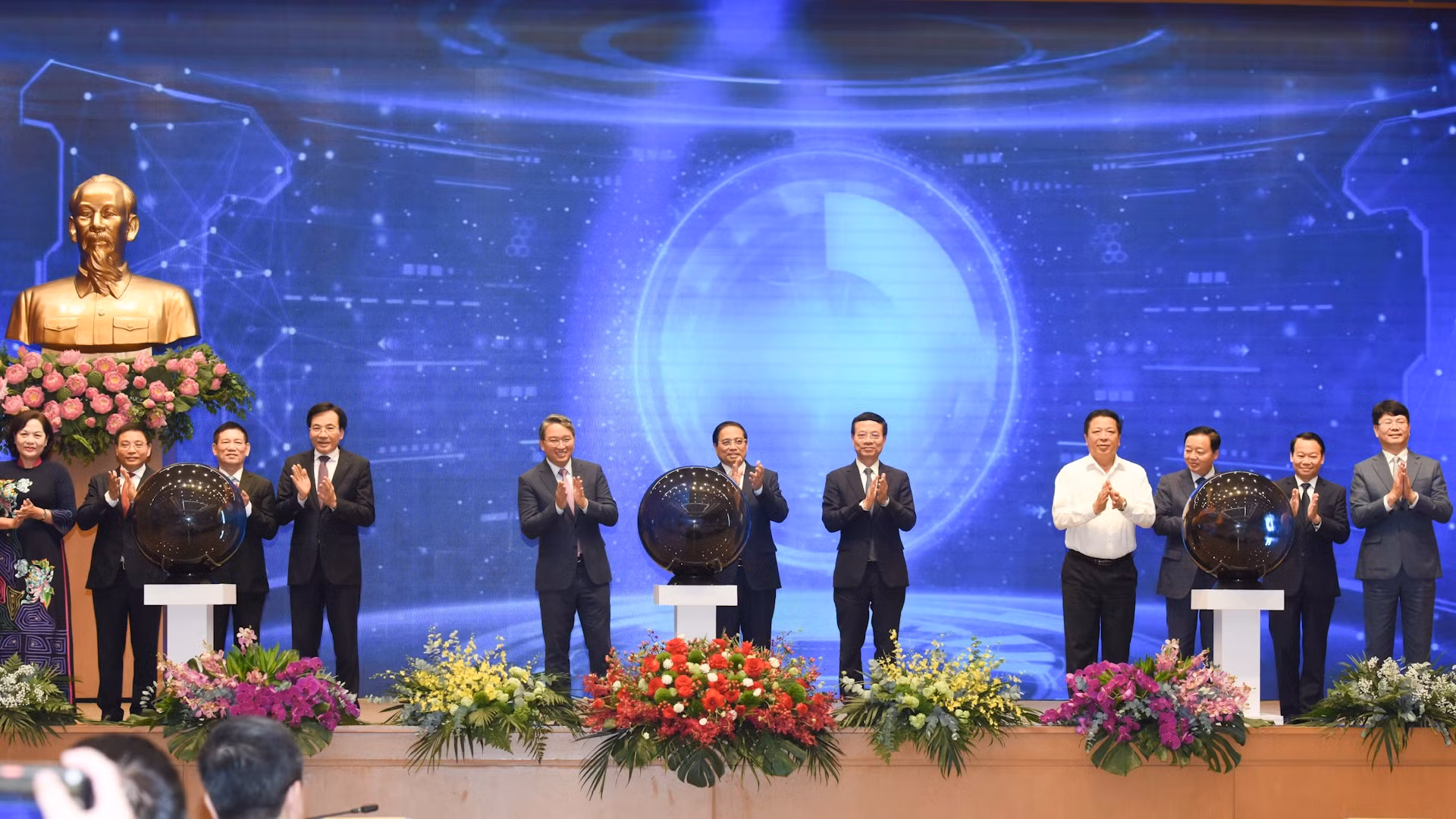 Thủ tướng Phạm Minh Chính và các đại biểu thực hiện nghi thức khai trương Cổng Pháp luật quốc gia.