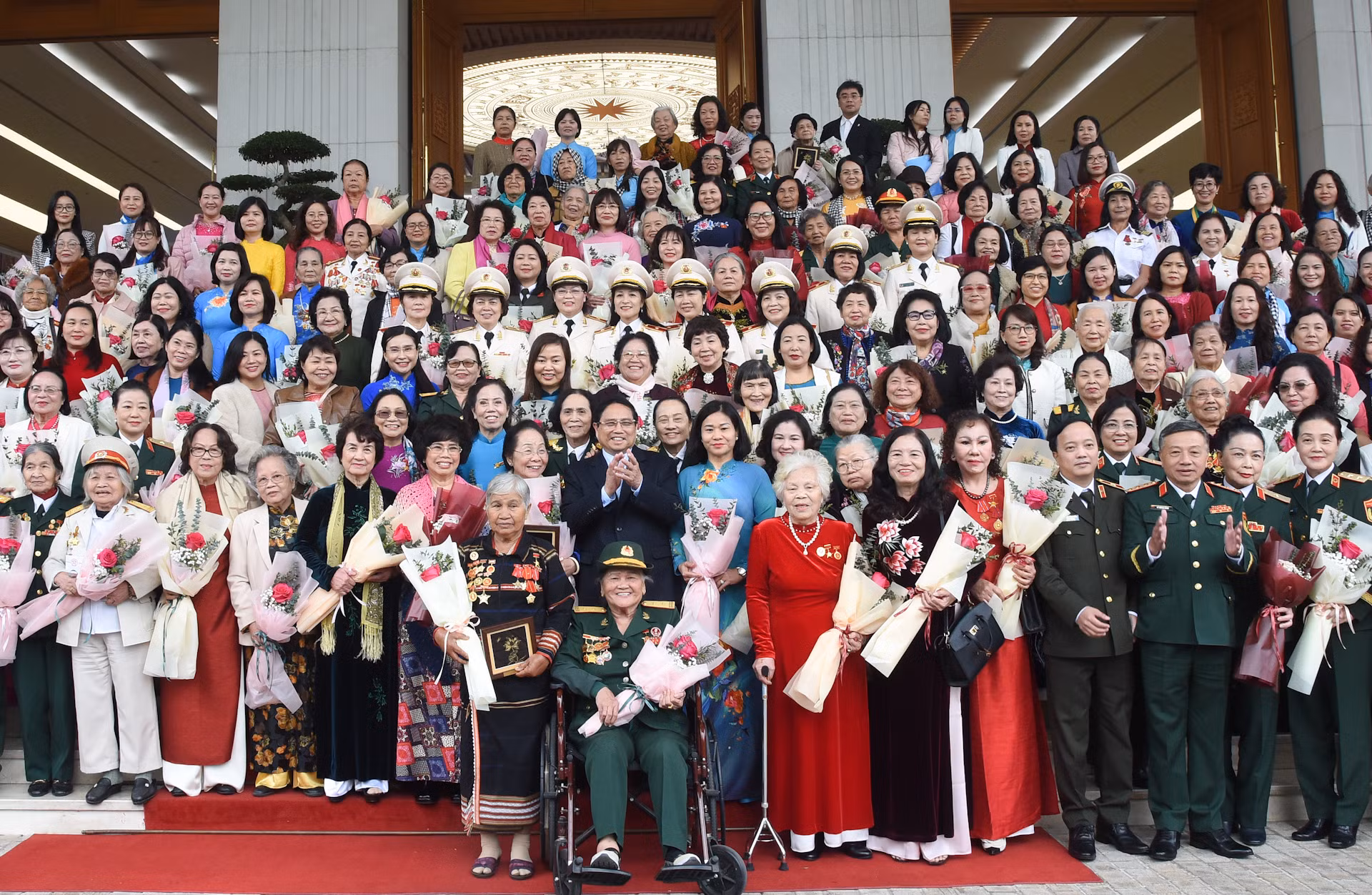 Thủ tướng Phạm Minh Chính với các nữ Anh hùng Lực lượng vũ trang nhân dân, nữ Anh hùng Lao động, nữ tướng, nhà khoa học nữ. Thủ tướng Phạm Minh Chính với các nữ Anh hùng Lực lượng vũ trang nhân dân, nữ Anh hùng Lao động, nữ tướng, nhà khoa học nữ.