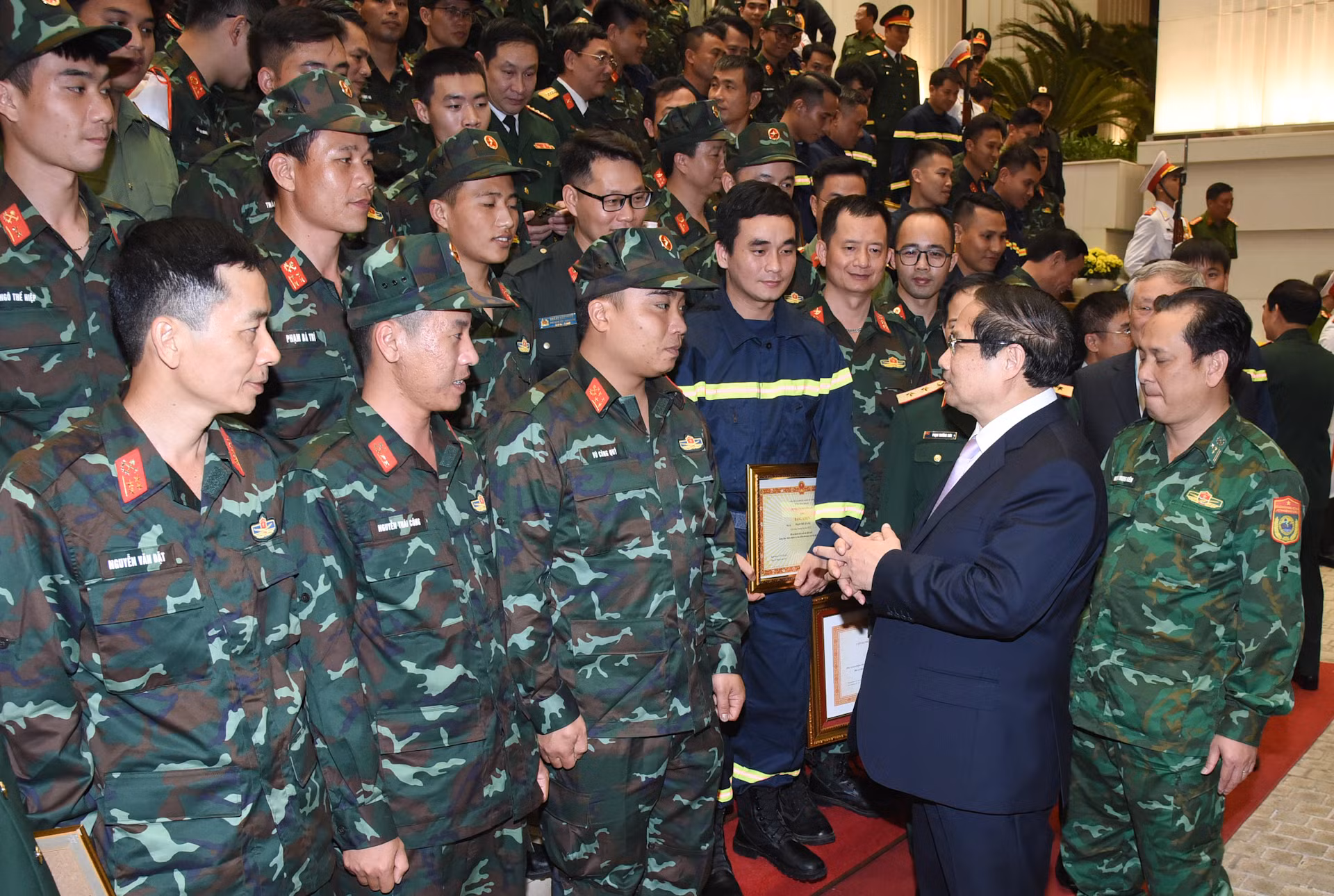 Thủ tướng Phạm Minh Chính ân cần thăm hỏi các cán bộ, chiến sĩ tham gia hỗ trợ Myanmar khắc phục hậu quả động đất.