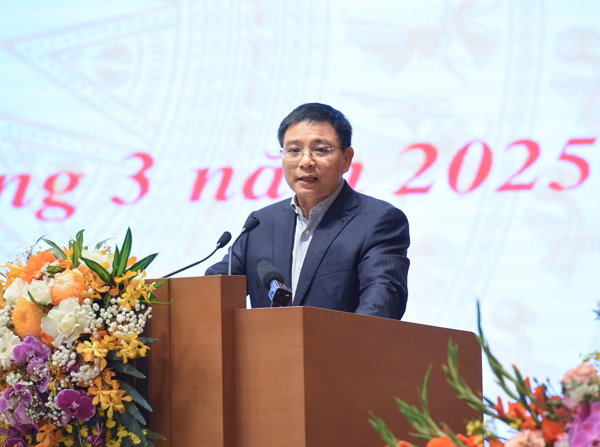Bộ trưởng Tài chính Nguyễn Văn Thắng phát biểu tại phiên họp. Bộ trưởng Tài chính Nguyễn Văn Thắng phát biểu tại phiên họp.