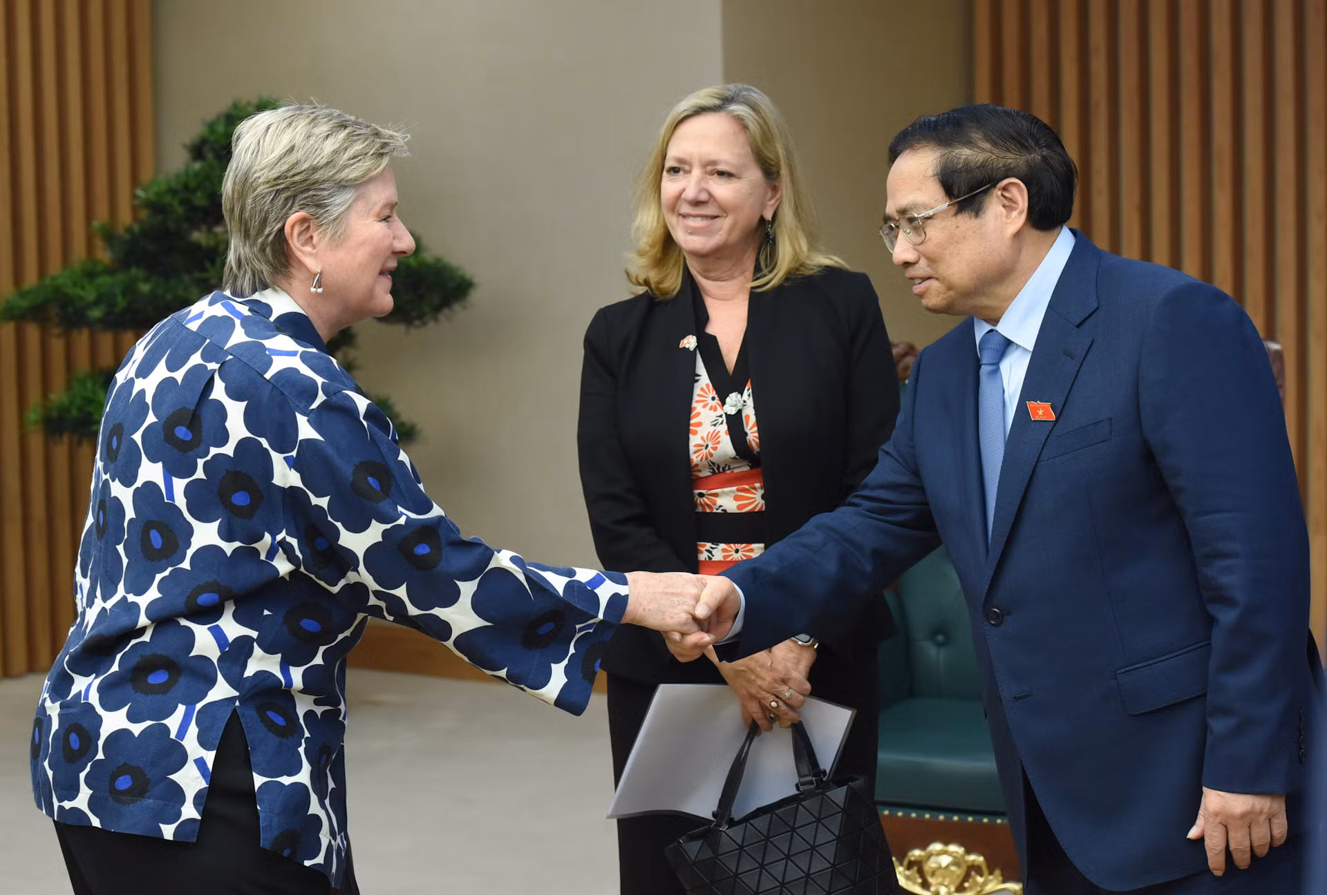 Thủ tướng Phạm Minh Chính đón bà Mariam J. Sherman, Giám đốc Quốc gia của Văn phòng WB khu vực Việt Nam, Lào, Campuchia và các thành viên trong đoàn. Thủ tướng Phạm Minh Chính đón bà Mariam J. Sherman, Giám đốc Quốc gia của Văn phòng WB khu vực Việt Nam, Lào, Campuchia và các thành viên trong đoàn.