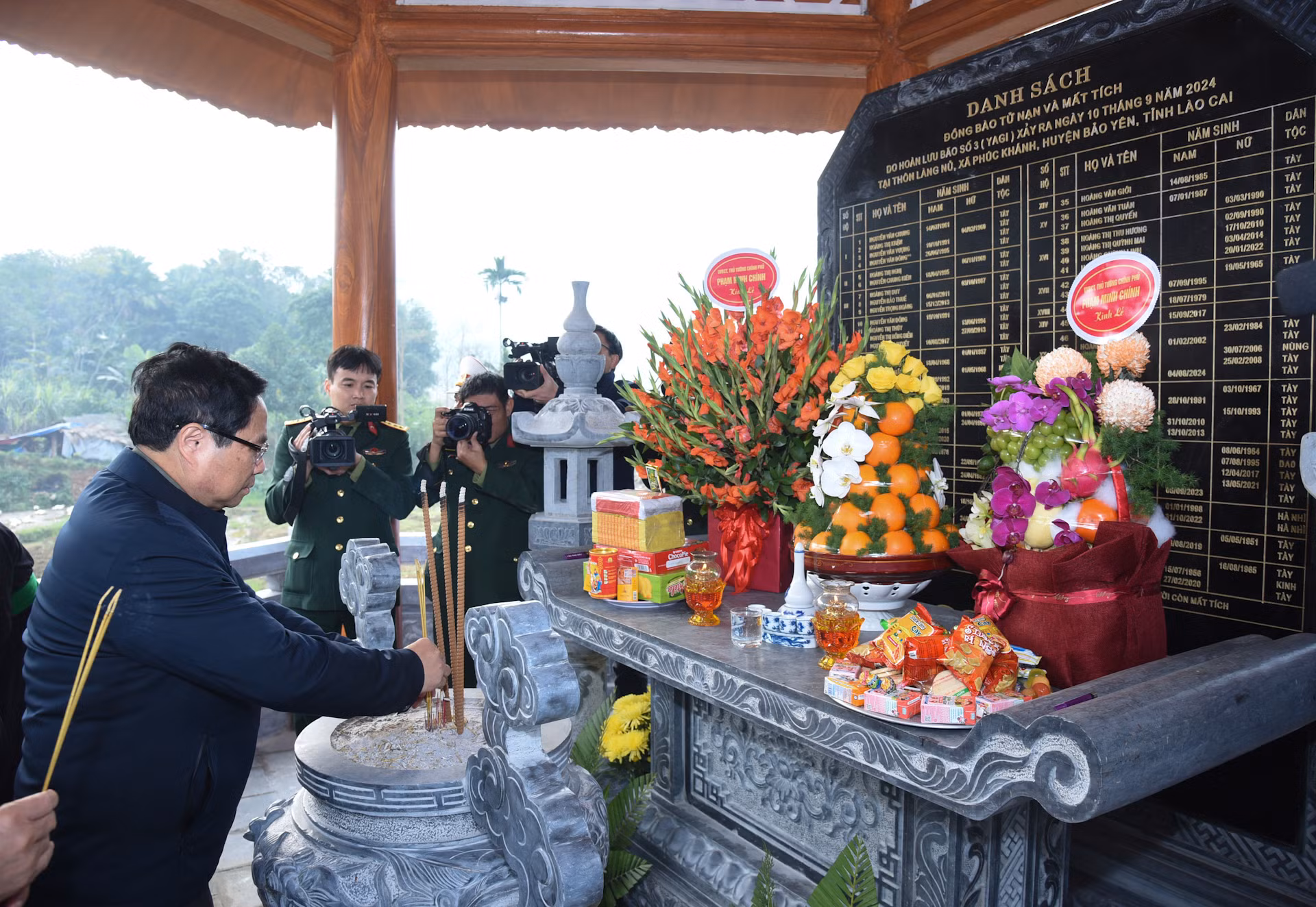 Thủ tướng Phạm Minh Chính dâng hương tưởng niệm đồng bào thiệt mạng do thiên tai tại thôn Làng Nủ.