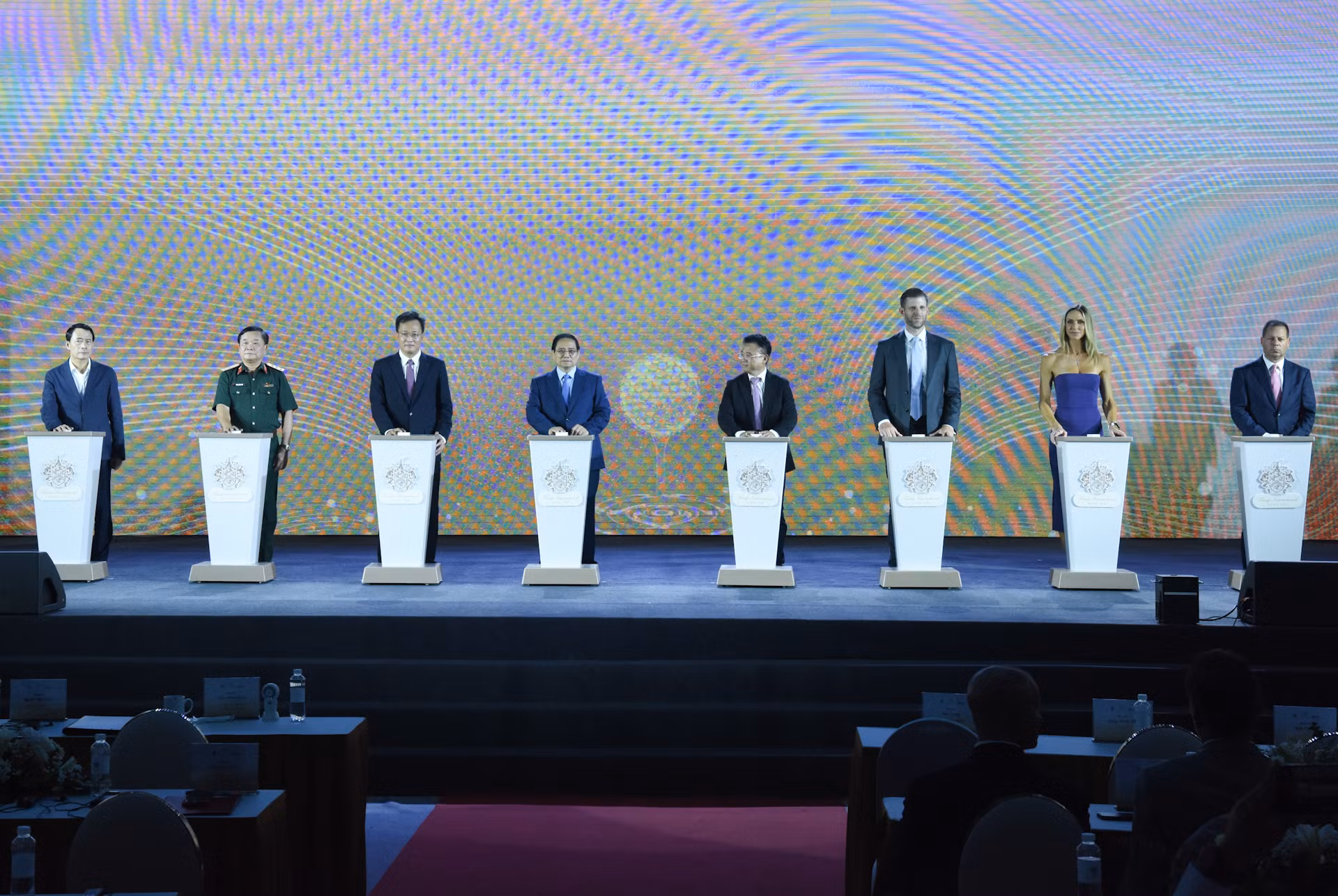 Thủ tướng và các đại biểu thực hiện nghi thức khởi công dự án Trump International Hưng Yên