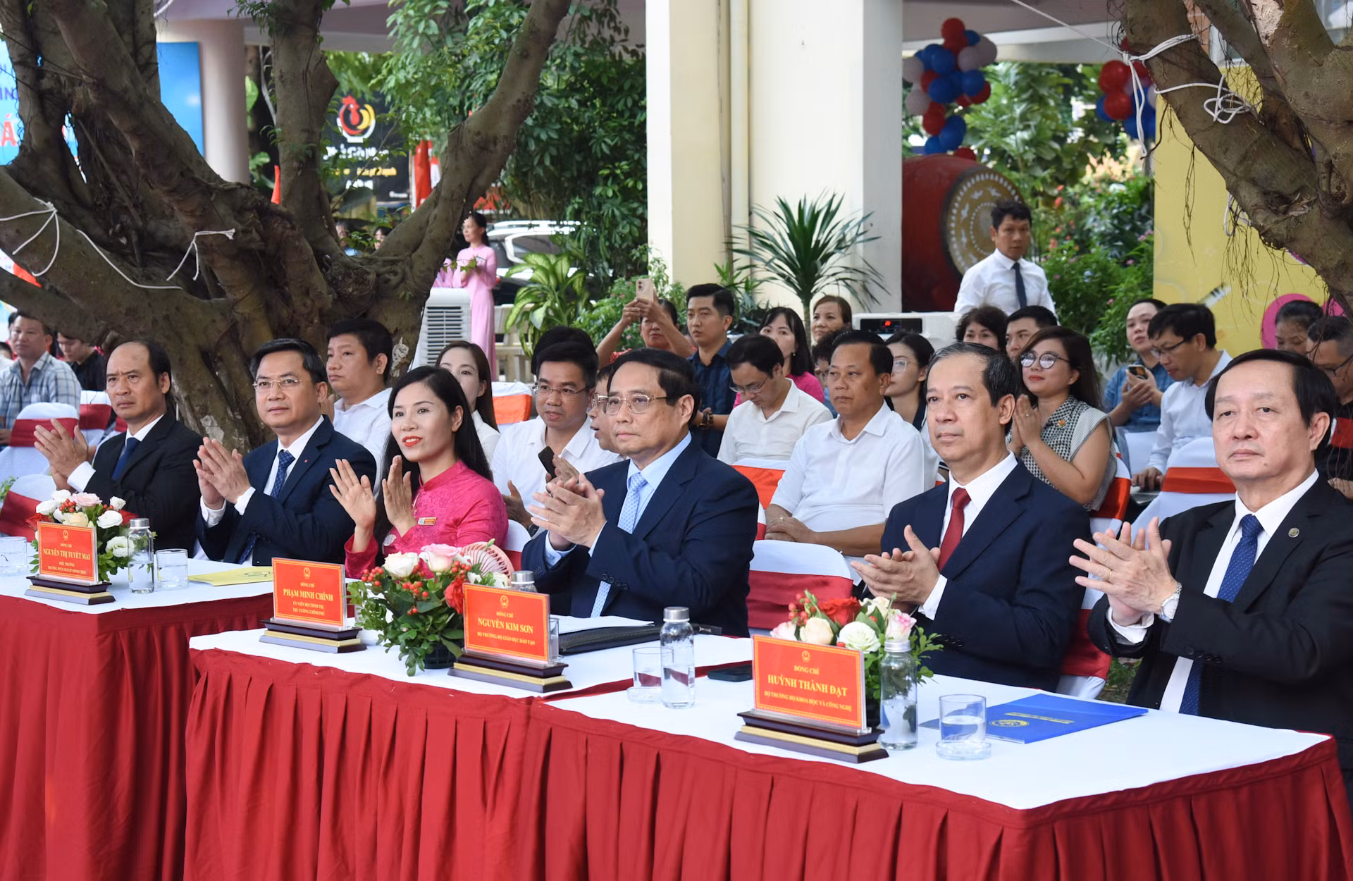 Thủ tướng Phạm Minh Chính, Bộ trưởng Giáo dục và Đào tạo Nguyễn Kim Sơn, Bộ trưởng Khoa học và Công nghệ Huỳnh Thành Đạt cùng lãnh đạo các bộ, ngành, cơ quan Trung ương và thành phố Hà Nội tham dự lễ khai giảng.