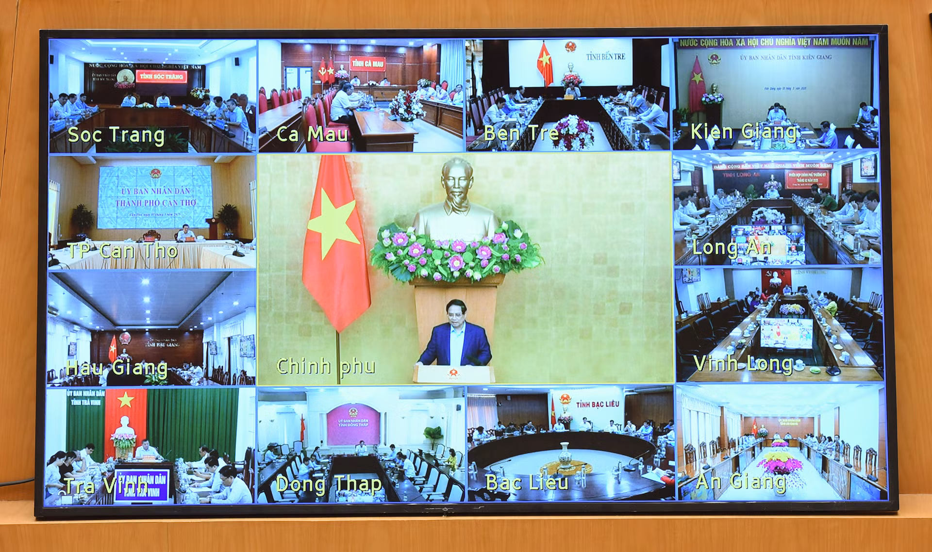 Phiên họp diễn ra dưới hình thức trực tiếp tại Văn phòng Chính phủ và trực tuyến với các địa phương.
