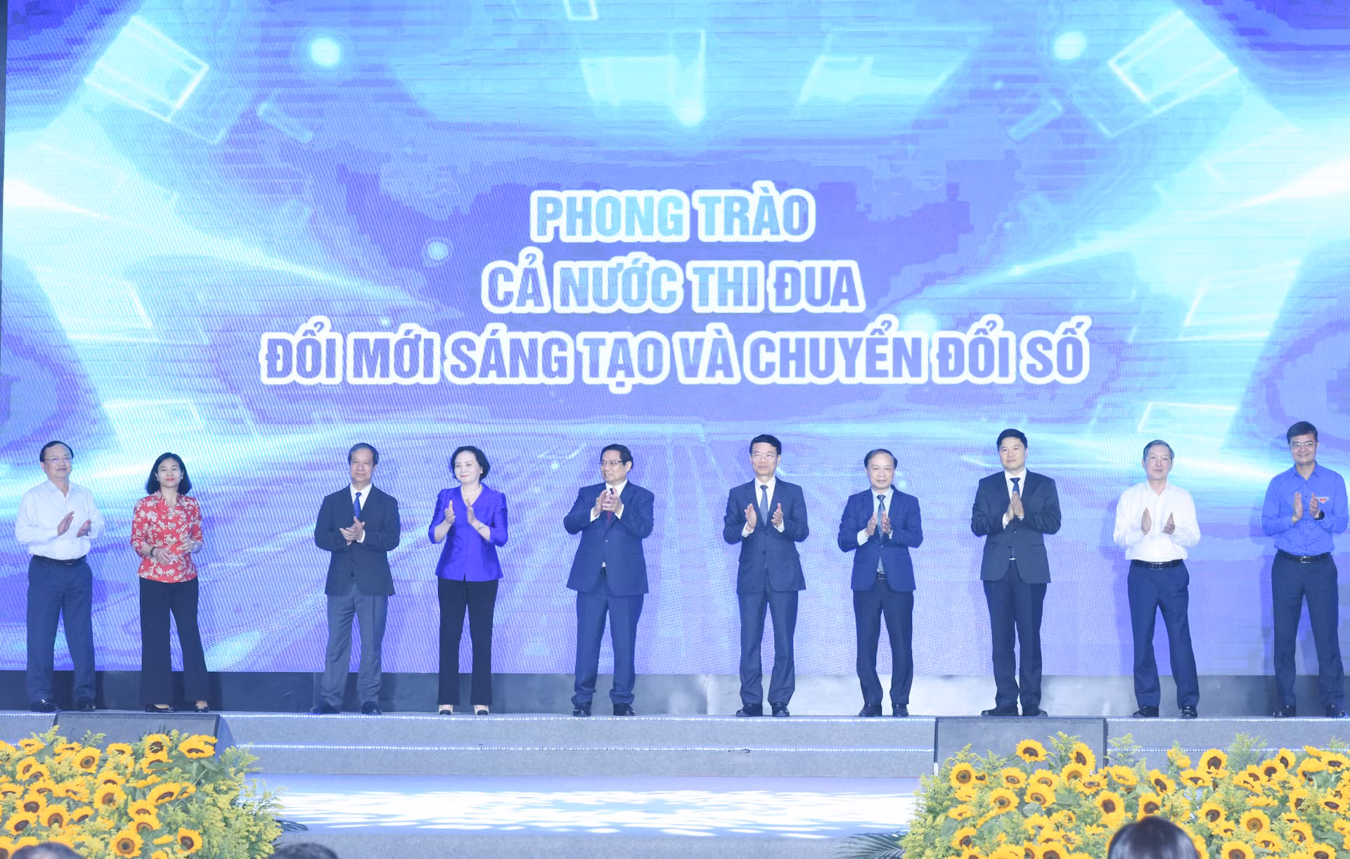Thủ tướng Phạm Minh Chính và các đại biểu phát động Phong trào “Cả nước thi đua đổi mới sáng tạo và chuyển đổi số”.
