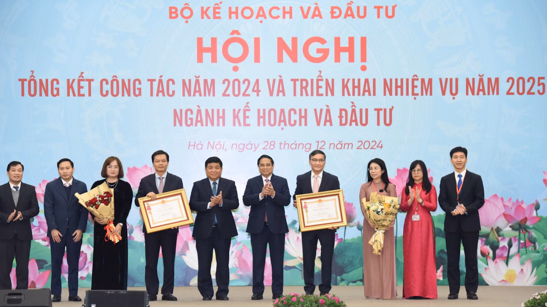 Thủ tướng Phạm Minh Chính trao Huân chương Lao động hạng Hai của Chủ tịch nước tặng tập thể của Bộ Kế hoạch và Đầu tư.
