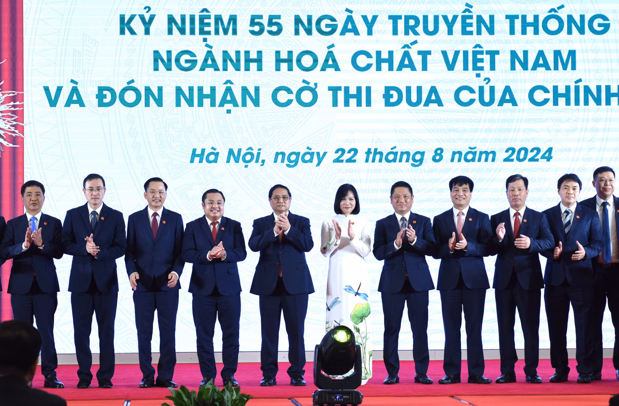 Thủ tướng Phạm Minh Chính với lãnh đạo Tập đoàn Hóa chất Việt Nam.