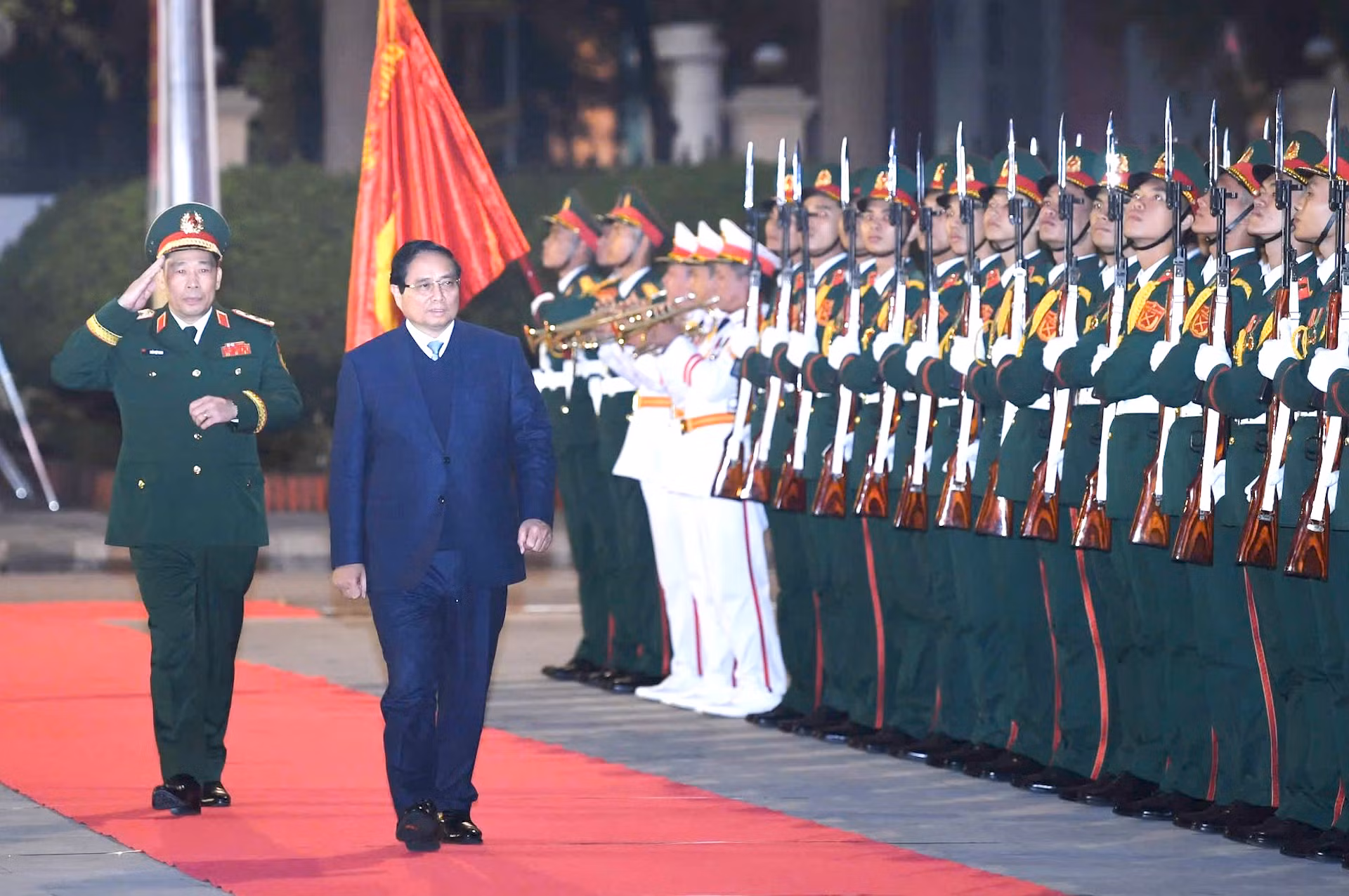 Thủ tướng Phạm Minh Chính duyệt đội danh dự của Học viện Quốc phòng.