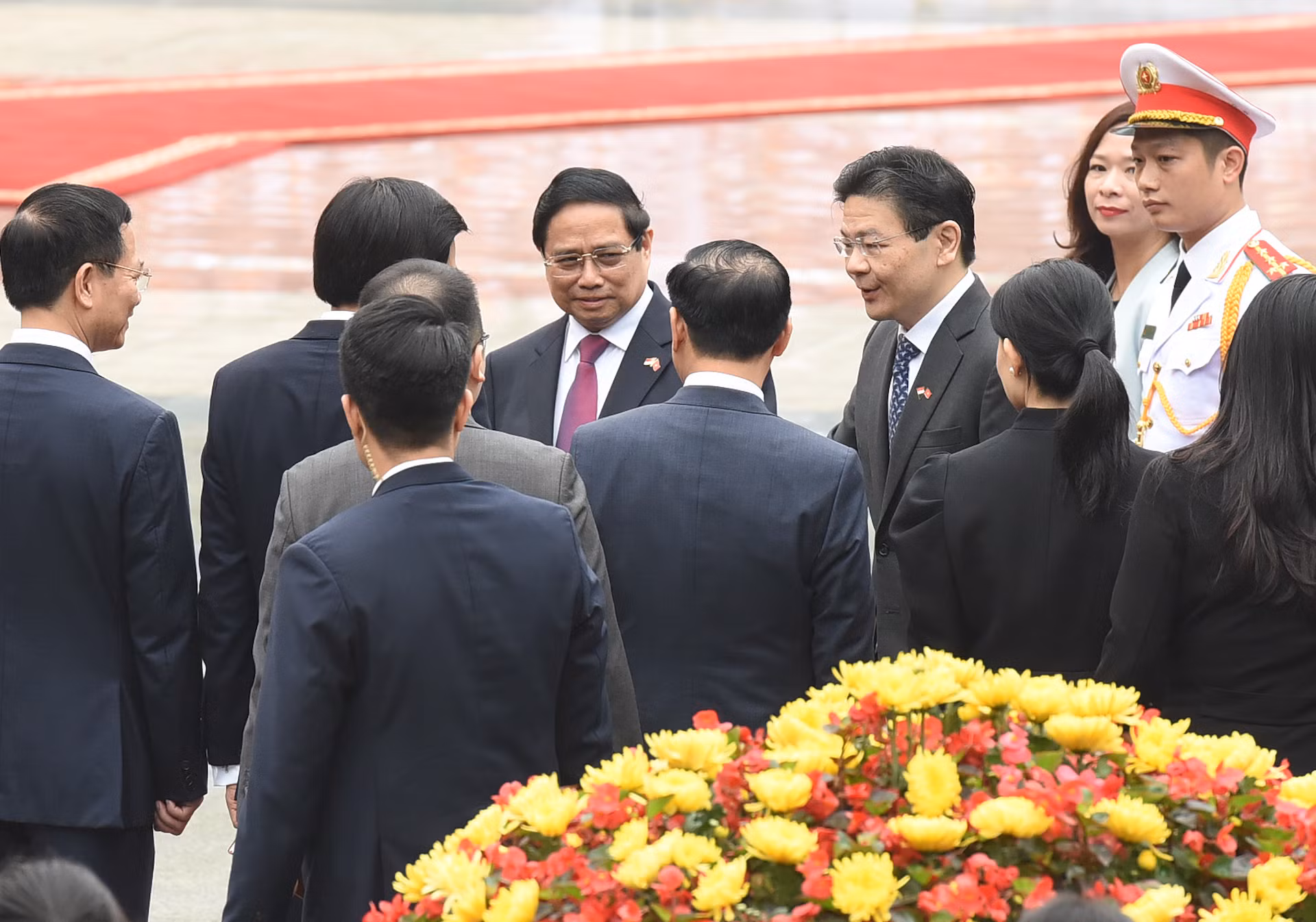 Thủ tướng Phạm Minh Chính giới thiệu các thành viên đoàn Việt Nam với Thủ tướng nước Cộng hòa Singapore Lawrence Wong.