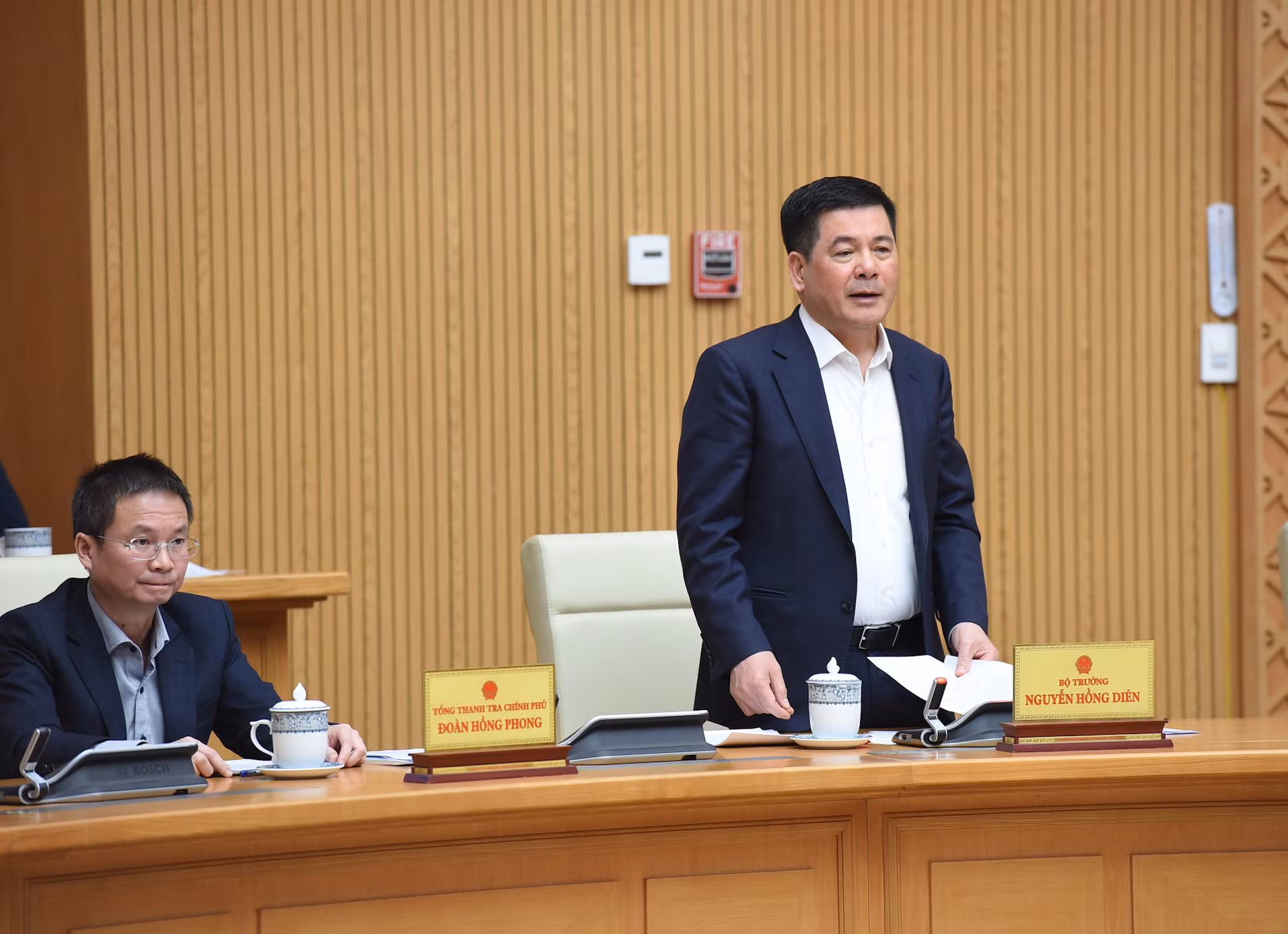 Bộ trưởng Công thương Nguyễn Hồng Diên phát biểu tại phiên họp.