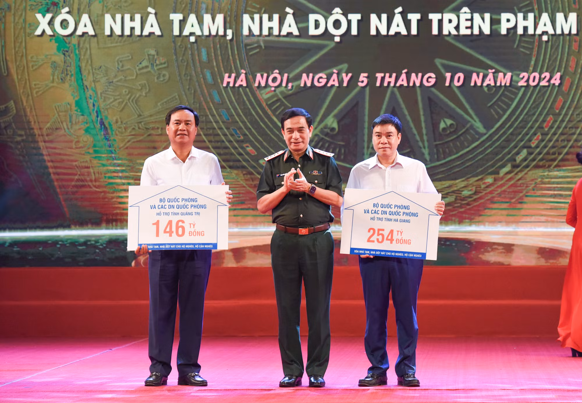 Bộ trưởng Quốc phòng Phan Văn Giang trao kinh phí của Bộ Quốc phòng và các doanh nghiệp quốc phòng ủng hộ các địa phương xoá nhà tạm, nhà dột nát. Bộ trưởng Quốc phòng Phan Văn Giang trao kinh phí của Bộ Quốc phòng và các doanh nghiệp quốc phòng ủng hộ các địa phương xoá nhà tạm, nhà dột nát.