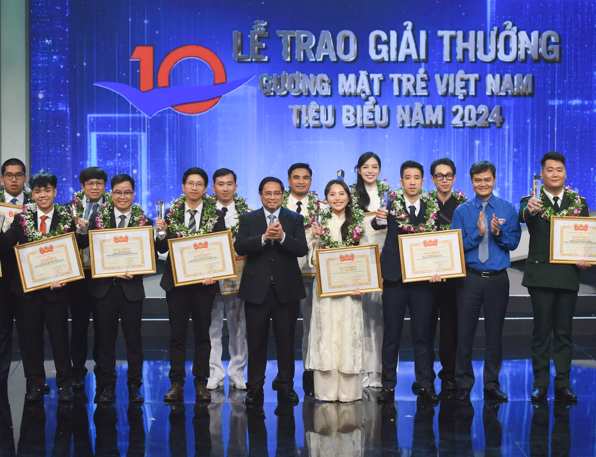 Thủ tướng Phạm Minh Chính, Bí thư Thứ nhất Trung ương Đoàn Bùi Quang Huy với các gương mặt trẻ Việt Nam tiêu biểu năm 2024 và gương mặt trẻ triển vọng năm 2024.