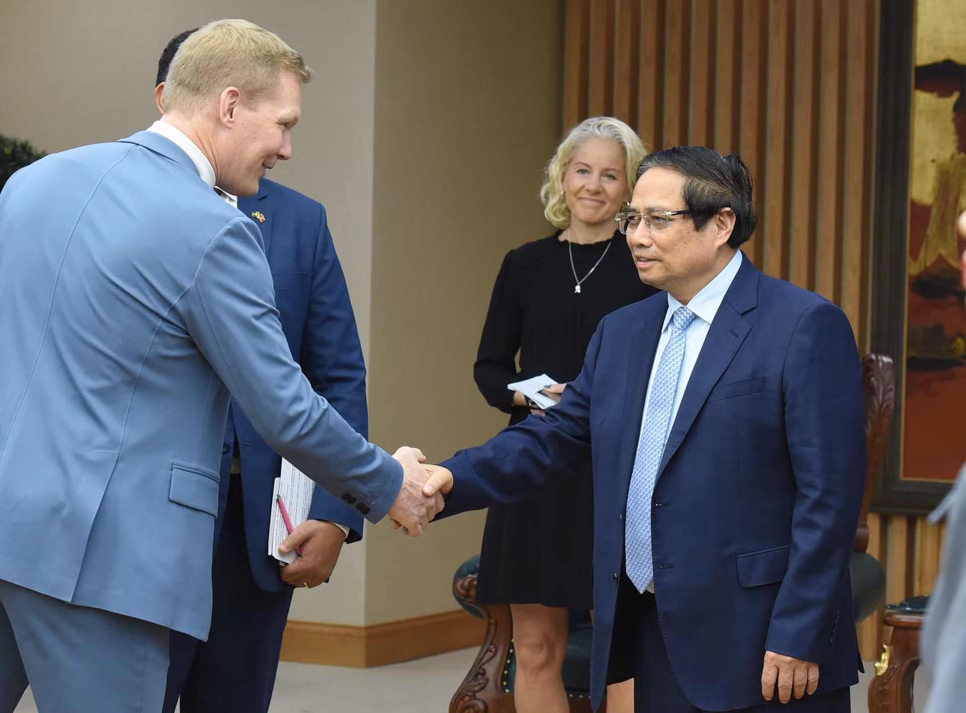 Thủ tướng Phạm Minh Chính với các thành viên đi cùng đoàn với bà Susanna Campbell, Chủ tịch Tập đoàn Syre (Thụy Điển). Thủ tướng Phạm Minh Chính với các thành viên đi cùng đoàn với bà Susanna Campbell, Chủ tịch Tập đoàn Syre (Thụy Điển).