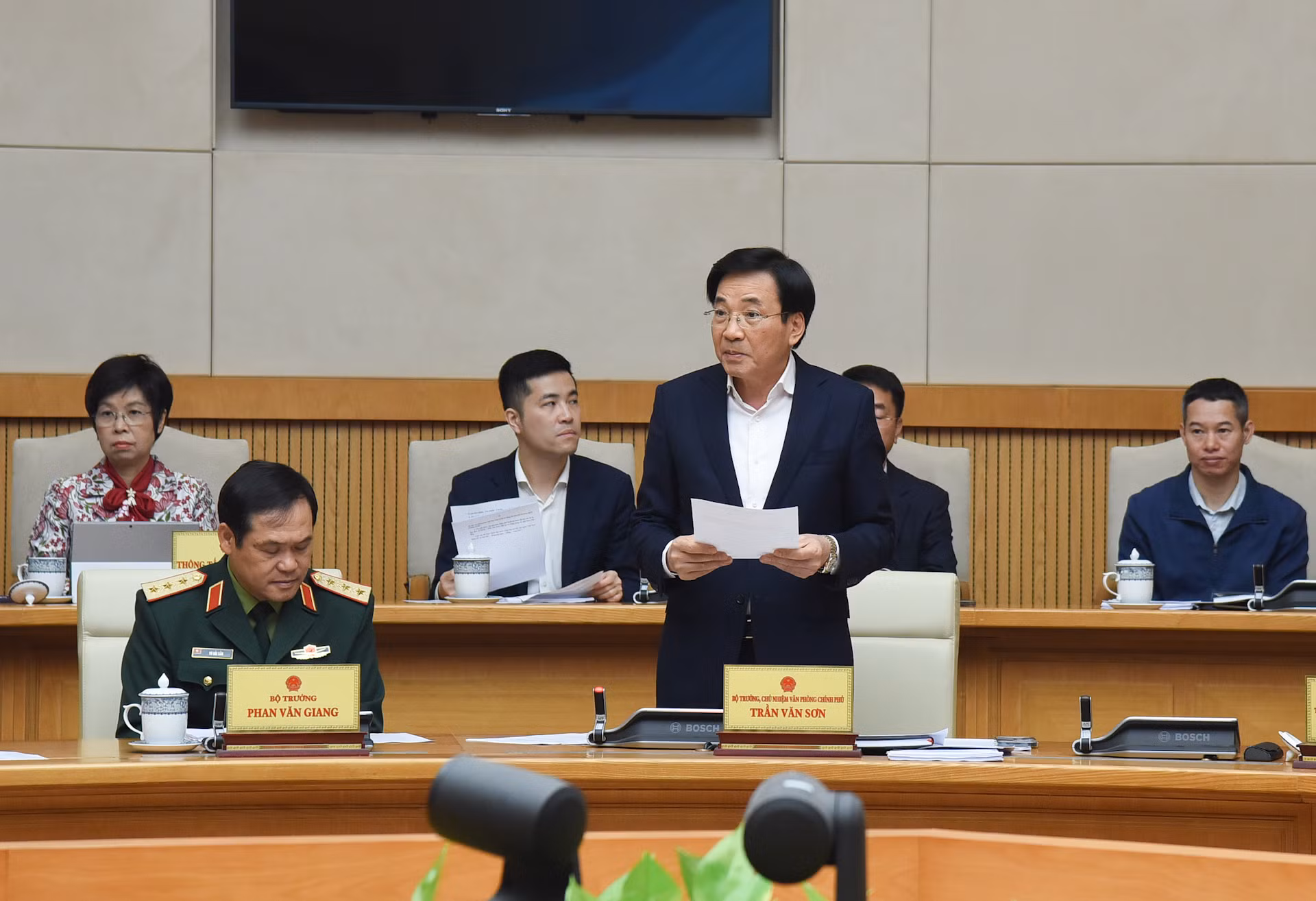 Bộ trưởng, Chủ nhiệm Văn phòng Chính phủ Trần Văn Sơn phát biểu. Bộ trưởng, Chủ nhiệm Văn phòng Chính phủ Trần Văn Sơn phát biểu.