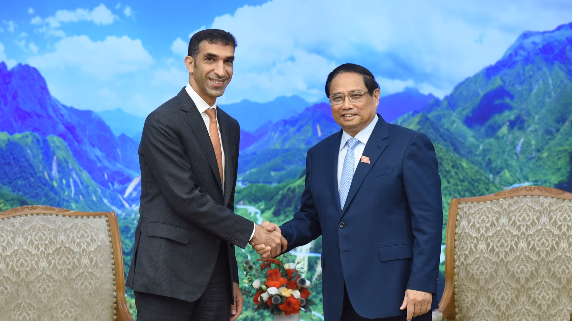Thủ tướng Phạm Minh Chính và ông Thani bin Ahmed Al Zeyoudi, Quốc vụ khanh phụ trách ngoại thương của Bộ Kinh tế các Tiểu vương quốc Arab thống nhất (UAE).