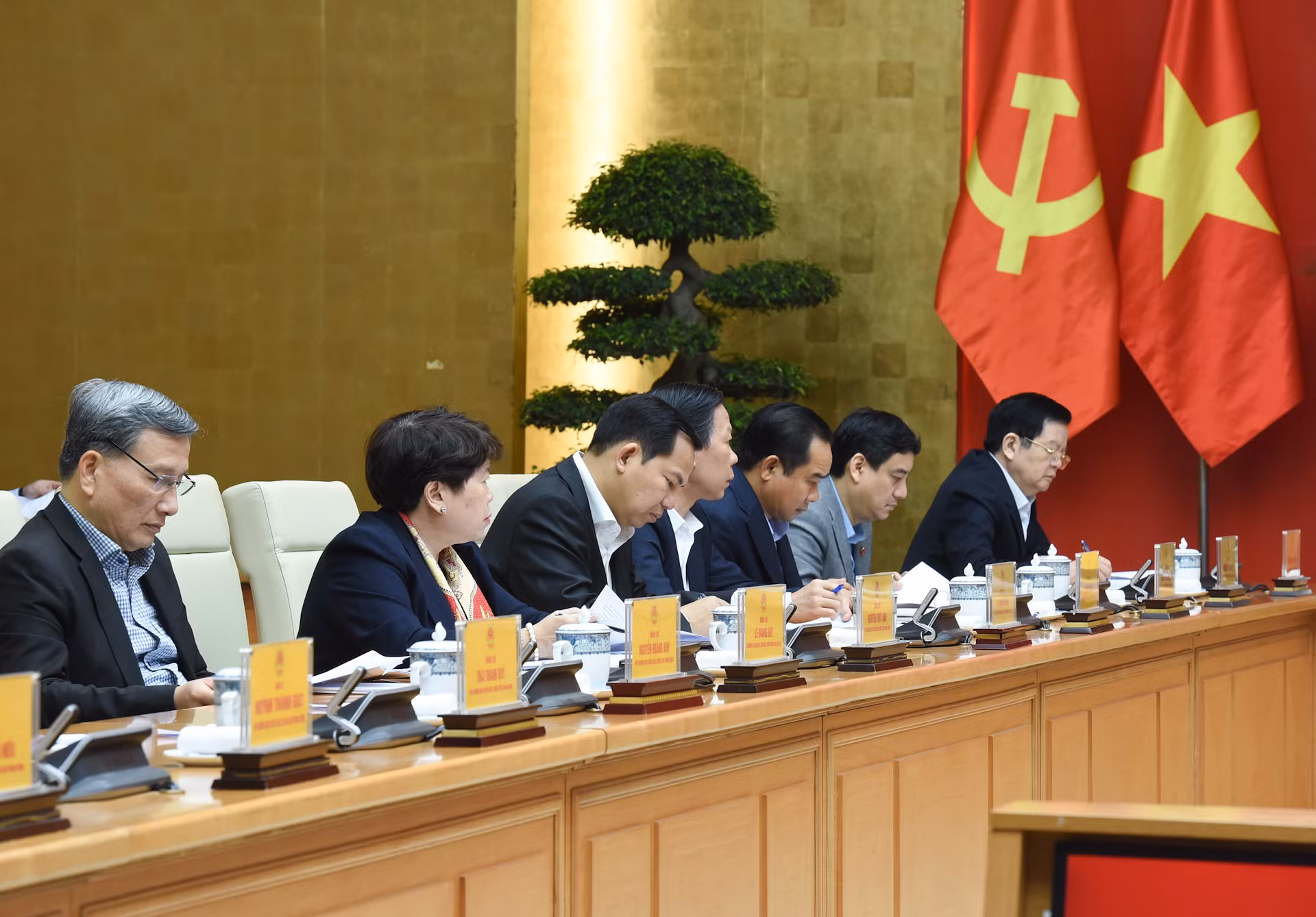 Các thành viên Tiểu ban Kinh tế-Xã hội tham dự Phiên họp lần thứ tư.