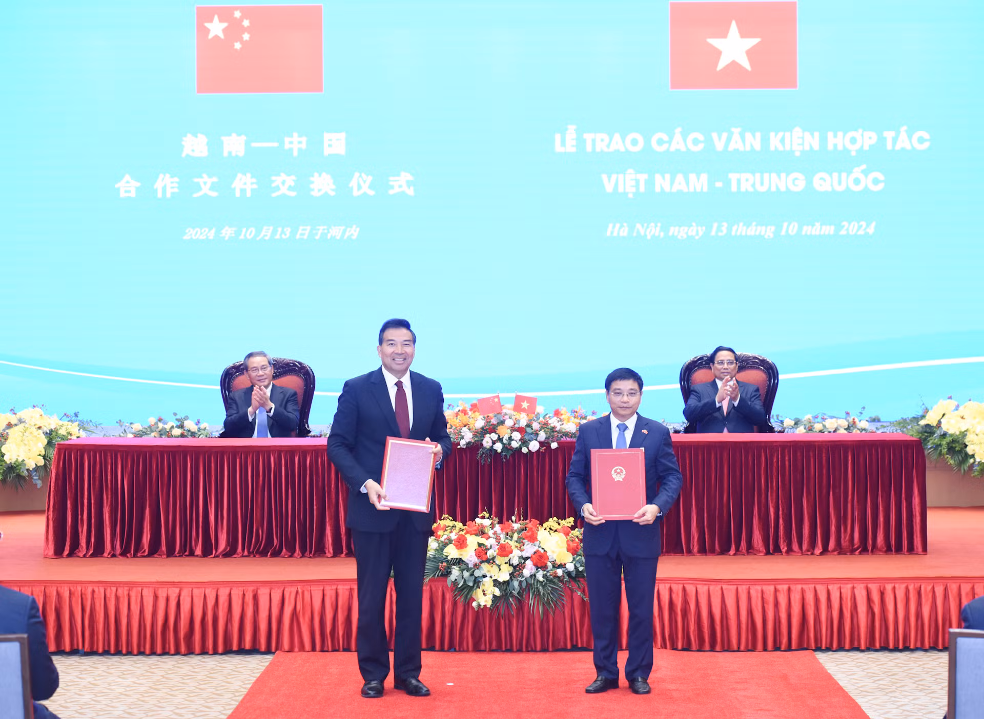 Hai Thủ tướng chứng kiến trao Biên bản làm việc giữa Bộ Giao thông vận tải Việt Nam và Tổng cục Hợp tác phát triển quốc tế quốc gia Trung Quốc về việc khảo sát hiện trường nghiên cứu tính khả thi dự án viện trợ lập Quy hoạch các tuyến đường sắt khổ tiêu chuẩn Đồng Đăng-Hà Nội và Móng Cái-Hạ Long-Hải Phòng.