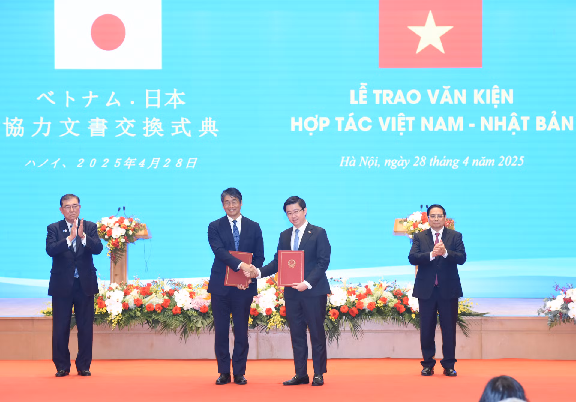Lễ trao bản ghi nhớ hợp tác giữa Bộ Khoa học và Công nghệ nước Cộng hòa xã hội chủ nghĩa Việt Nam và Bộ Giáo dục, Văn hóa, Thể thao, Khoa học và Công nghệ Nhật Bản về hợp tác nghiên cứu và phát triển trong lĩnh vực bán dẫn, do Thứ trưởng Khoa học và Công nghệ Bùi Hoàng Phương trao với Đại sứ Nhật Bản tại Việt Nam. Lễ trao bản ghi nhớ hợp tác giữa Bộ Khoa học và Công nghệ nước Cộng hòa xã hội chủ nghĩa Việt Nam và Bộ Giáo dục, Văn hóa, Thể thao, Khoa học và Công nghệ Nhật Bản về hợp tác nghiên cứu và phát triển trong lĩnh vực bán dẫn, do Thứ trưởng Khoa học và Công nghệ Bùi Hoàng Phương trao với Đại sứ Nhật Bản tại Việt Nam.