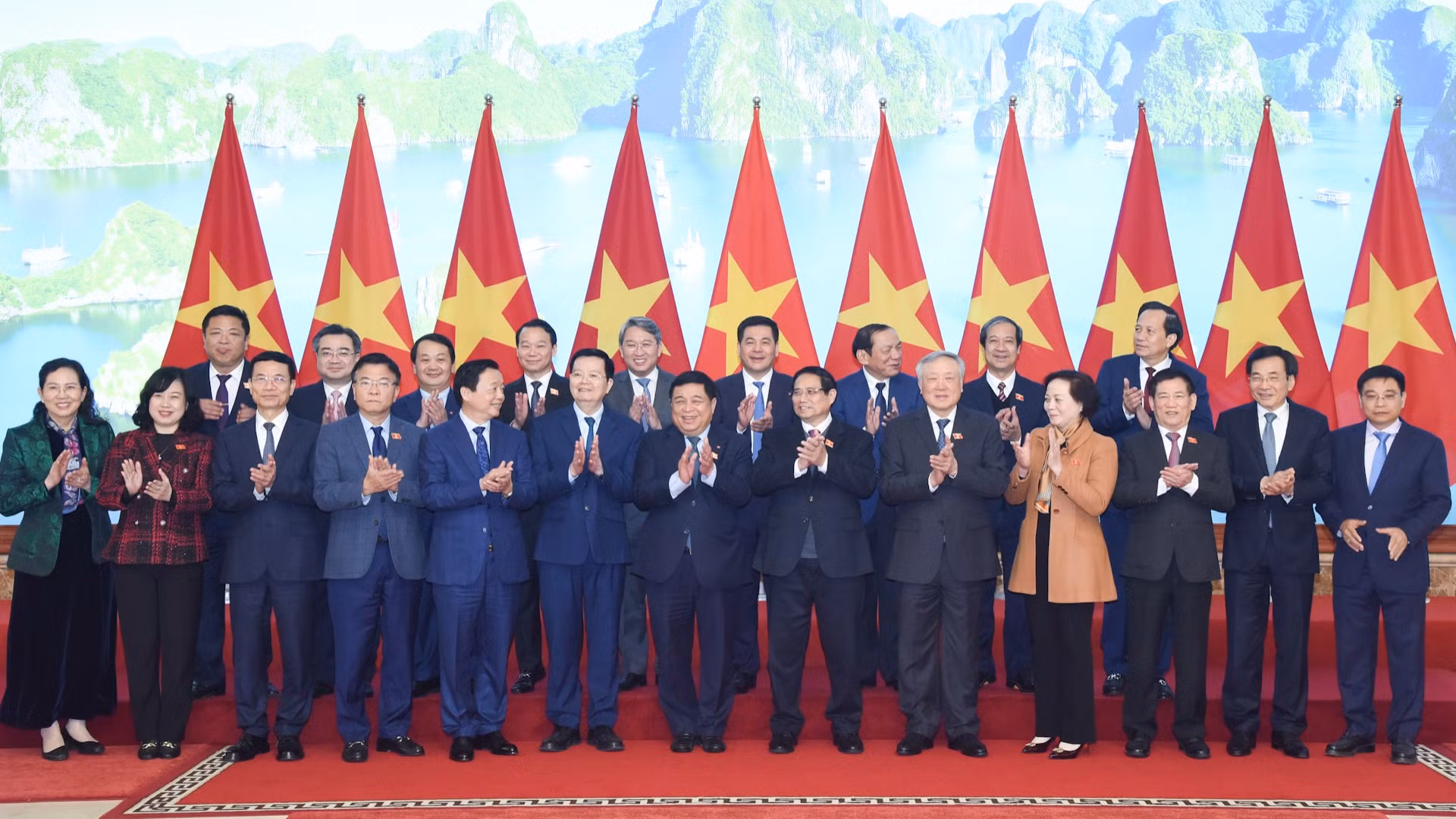 Thủ tướng Phạm Minh Chính với các thành viên Chính phủ.