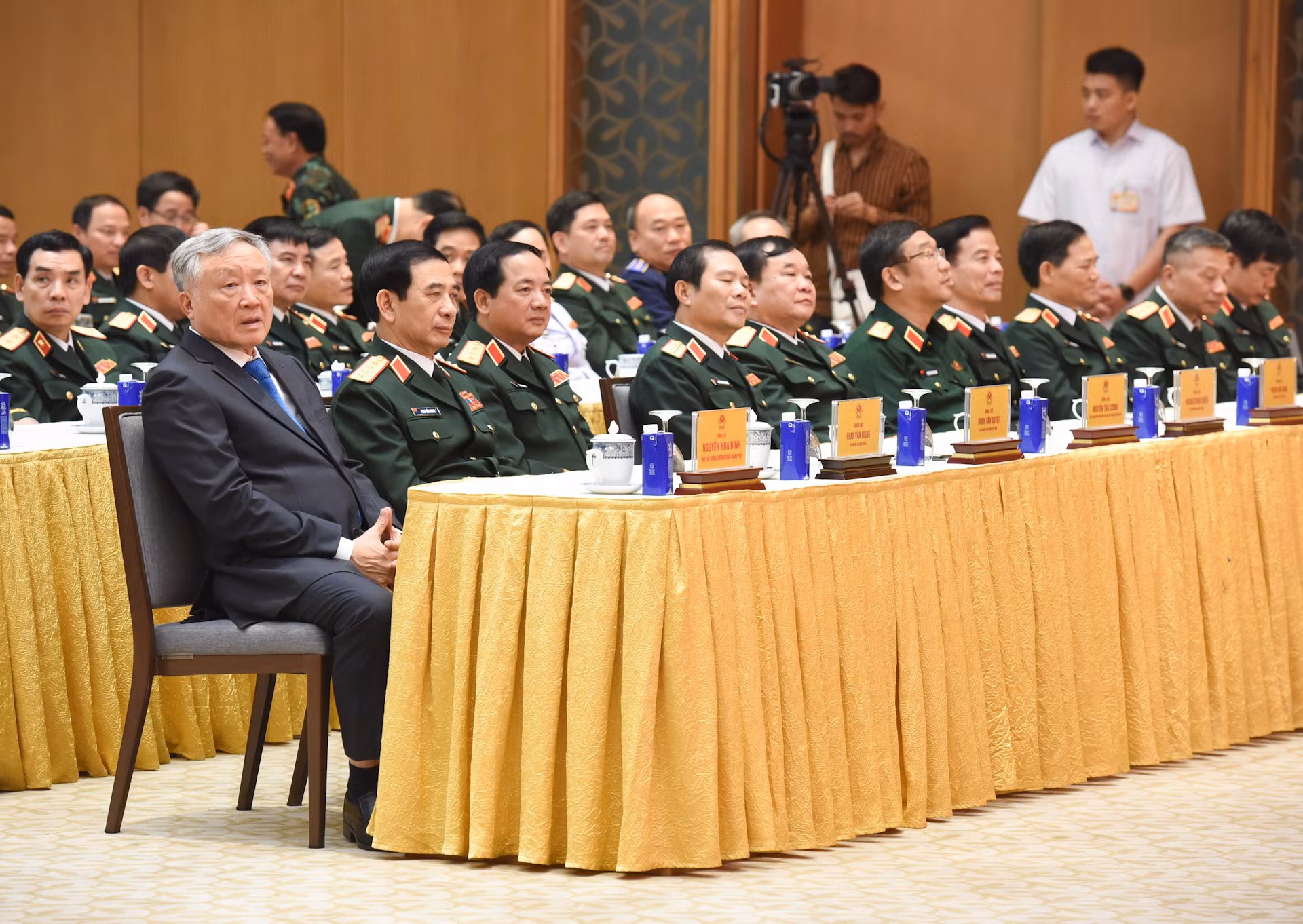 Các đại biểu tham dự buổi lễ.