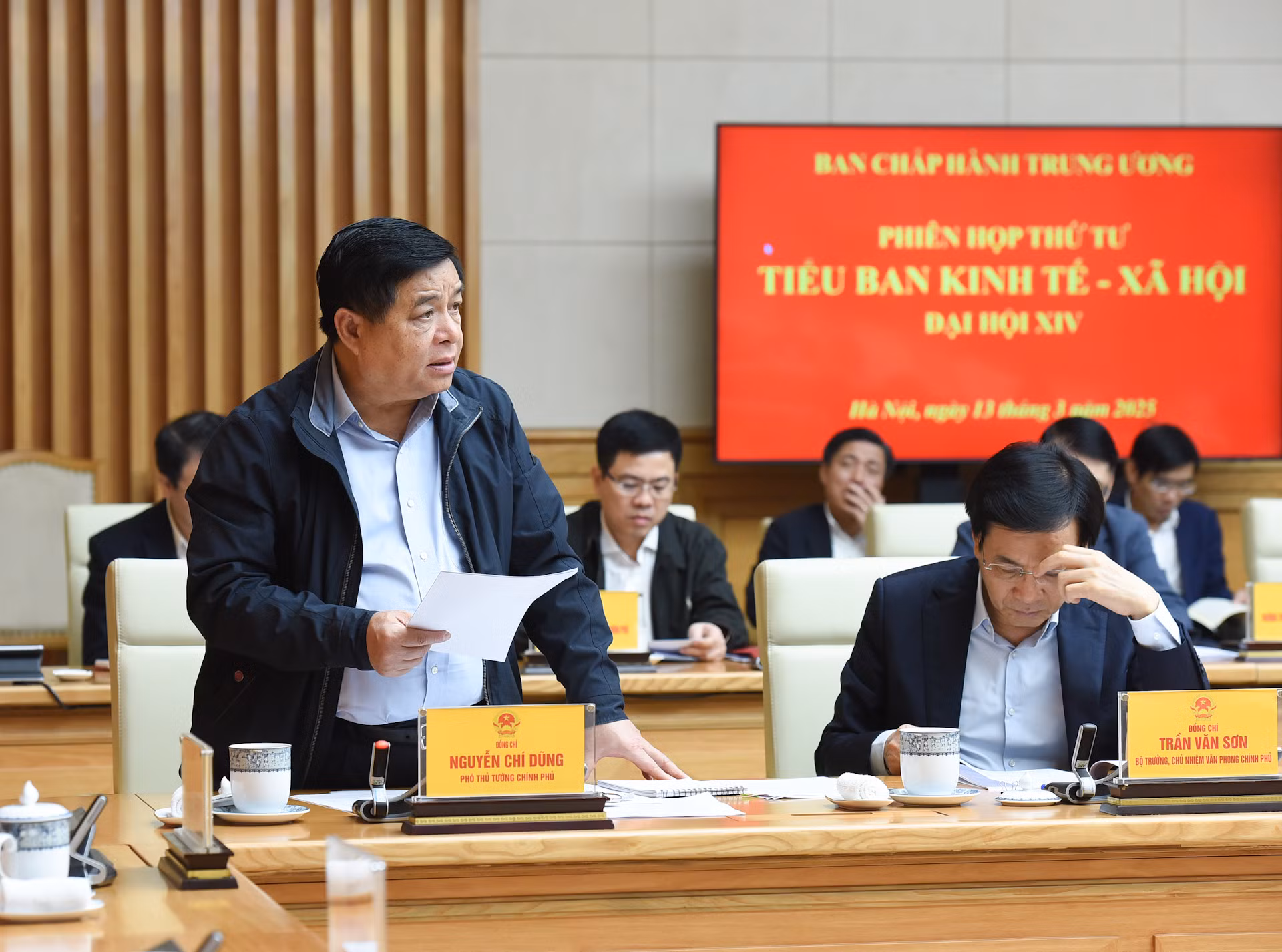 Phó Thủ tướng Nguyễn Chí Dũng, Tổ trưởng Tổ biên tập của Tiểu ban Kinh tế-Xã hội Đại hội XIV phát biểu.