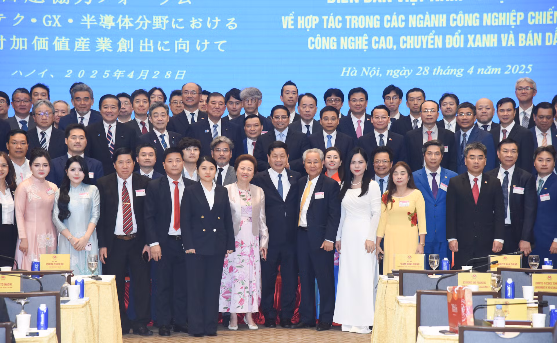 Thủ tướng Phạm Minh Chính và Thủ tướng Nhật Bản Ishiba Shigeru cùng các đại biểu dự Diễn đàn.