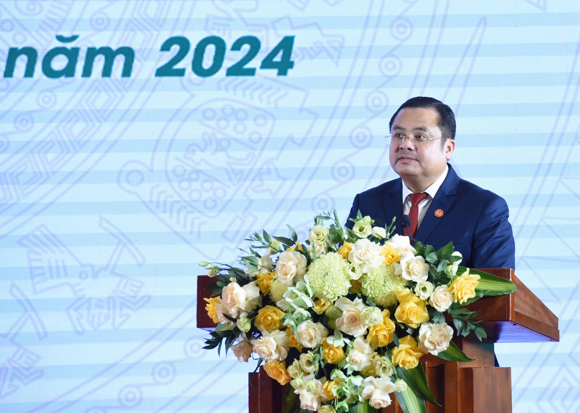 Chủ tịch Tập đoàn Hóa chất Việt Nam Phùng Quang Hiệp trình bày diễn văn kỷ niệm.