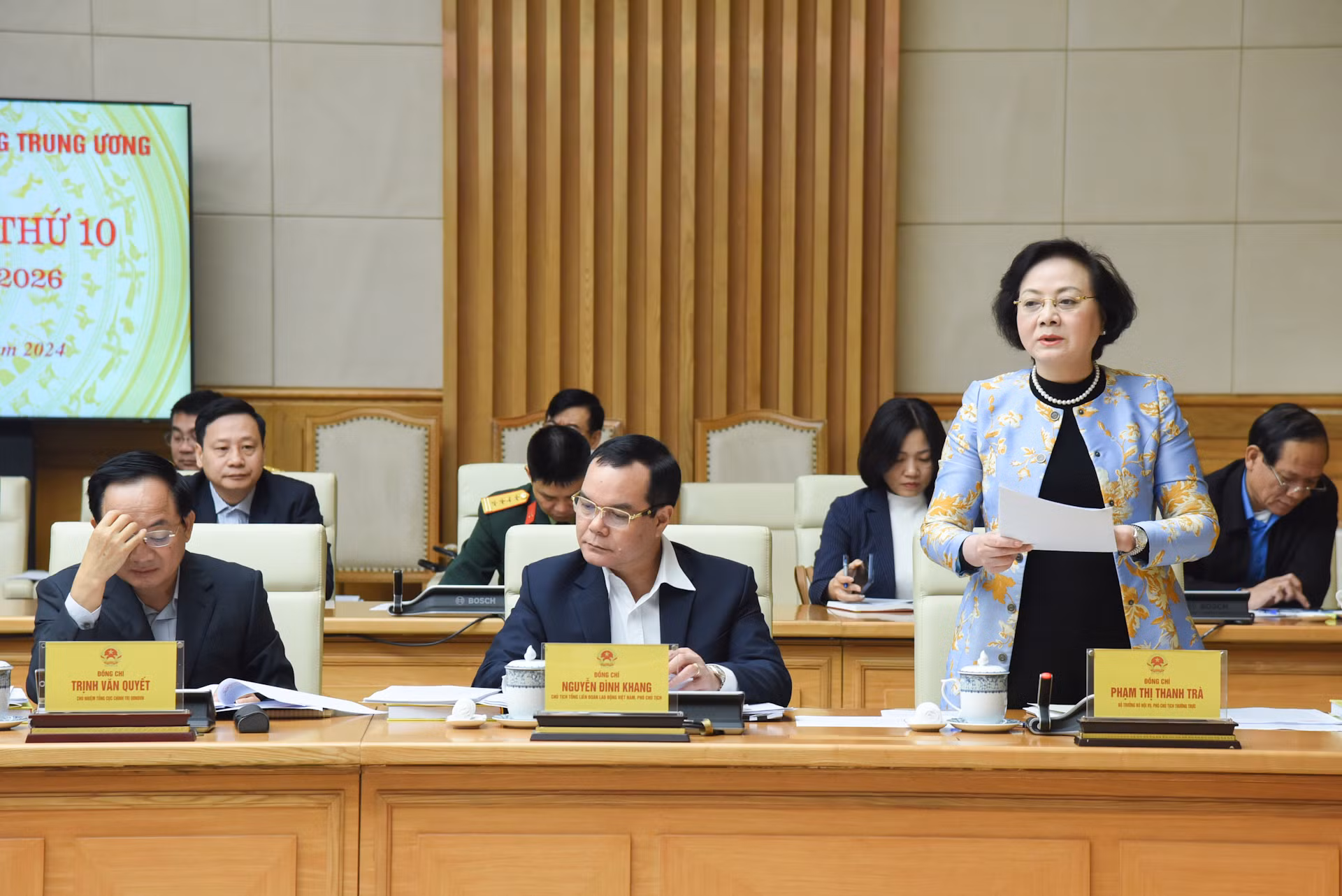 Bộ trưởng Nội vụ Phạm Thị Thanh Trà, Phó Chủ tịch Thường trực Hội đồng Thi đua-Khen thưởng Trung ương báo cáo công tác thi đua, khen thưởng.