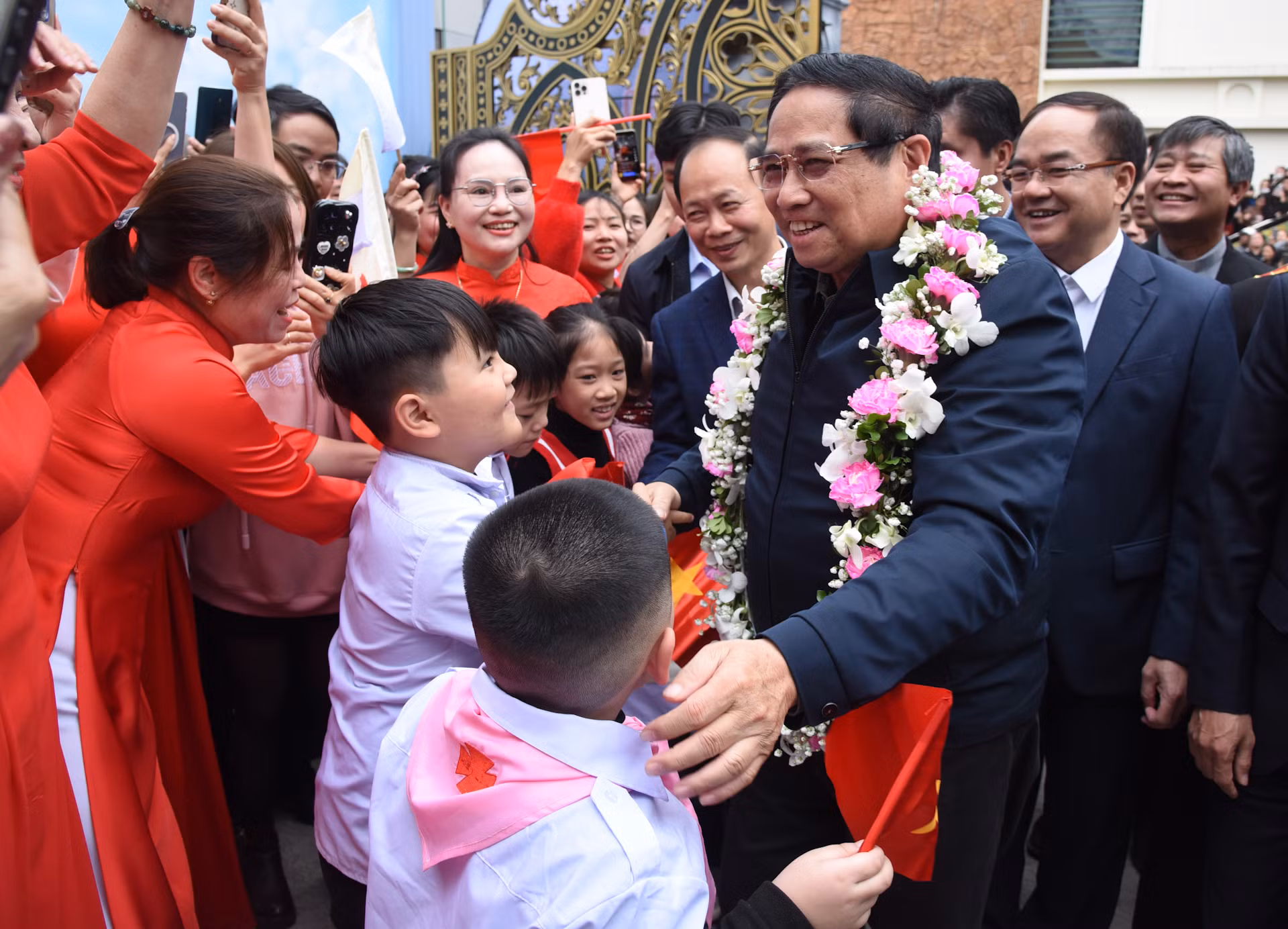 Thủ tướng Phạm Minh Chính thăm, chúc mừng linh mục, chức sắc, chức việc và giáo dân Giáo xứ Lào Cai nhân dịp Giáng sinh. Thủ tướng Phạm Minh Chính thăm, chúc mừng linh mục, chức sắc, chức việc và giáo dân Giáo xứ Lào Cai nhân dịp Giáng sinh.