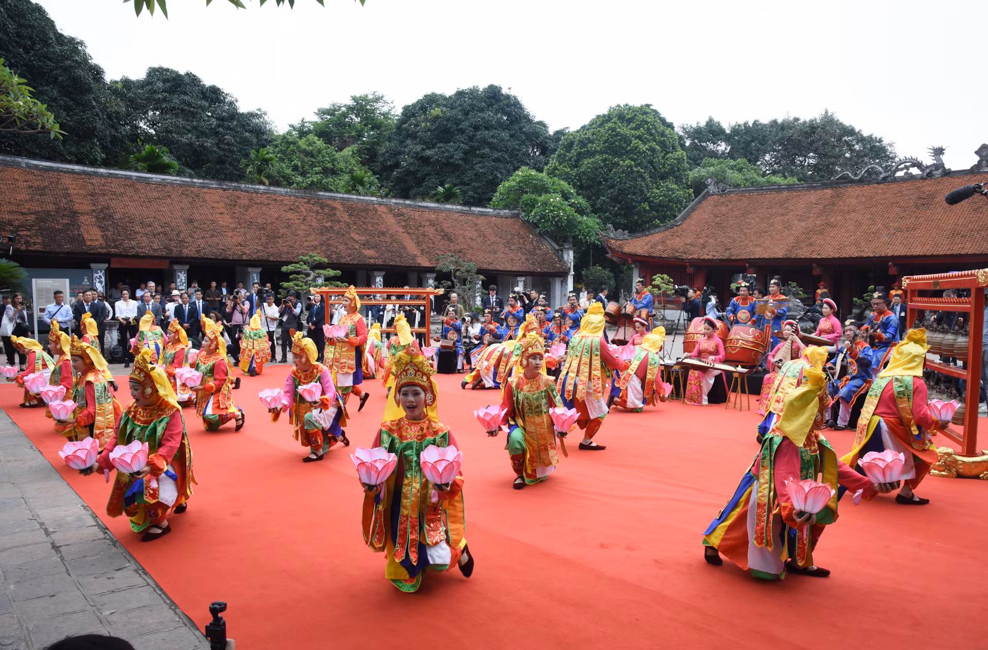 Từng phát triển rực rỡ dưới triều Nguyễn (1802-1945), Nhã nhạc, loại hình âm nhạc thường dùng để trình diễn trong các dịp đại lễ trang trọng của triều đình, những cuộc cúng tế thần linh và tổ tiên, đã trở thành một loại hình âm nhạc cung đình không thể thiếu của triều đại thời bấy giờ. Ngày nay, Nhã nhạc Huế vẫn là sự lựa chọn thưởng thức hàng đầu của du khách. Từng phát triển rực rỡ dưới triều Nguyễn (1802-1945), Nhã nhạc, loại hình âm nhạc thường dùng để trình diễn trong các dịp đại lễ trang trọng của triều đình, những cuộc cúng tế thần linh và tổ tiên, đã trở thành một loại hình âm nhạc cung đình không thể thiếu của triều đại thời bấy giờ. Ngày nay, Nhã nhạc Huế vẫn là sự lựa chọn thưởng thức hàng đầu của du khách.