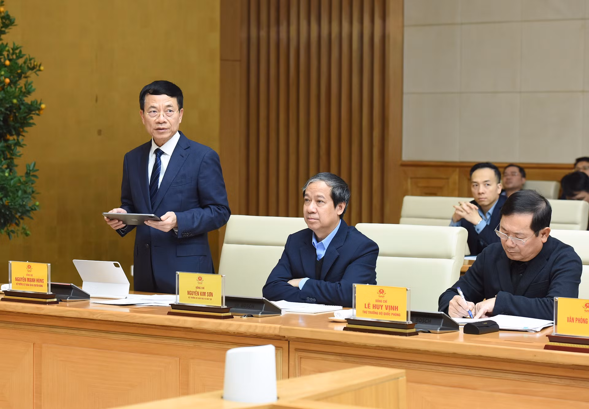 Bộ trưởng Thông tin và Truyền thông Nguyễn Mạnh Hùng: Các doanh nghiệp lớn phải đi đầu về ứng dụng công nghệ và chuyển đổi số, từ đó dẫn dắt các doanh nghiệp Việt Nam khác ứng dụng công nghệ vào chuyển đổi số, khơi dậy làn sóng khoa học-công nghệ của cả nước. Bộ trưởng Thông tin và Truyền thông Nguyễn Mạnh Hùng: Các doanh nghiệp lớn phải đi đầu về ứng dụng công nghệ và chuyển đổi số, từ đó dẫn dắt các doanh nghiệp Việt Nam khác ứng dụng công nghệ vào chuyển đổi số, khơi dậy làn sóng khoa học-công nghệ của cả nước.