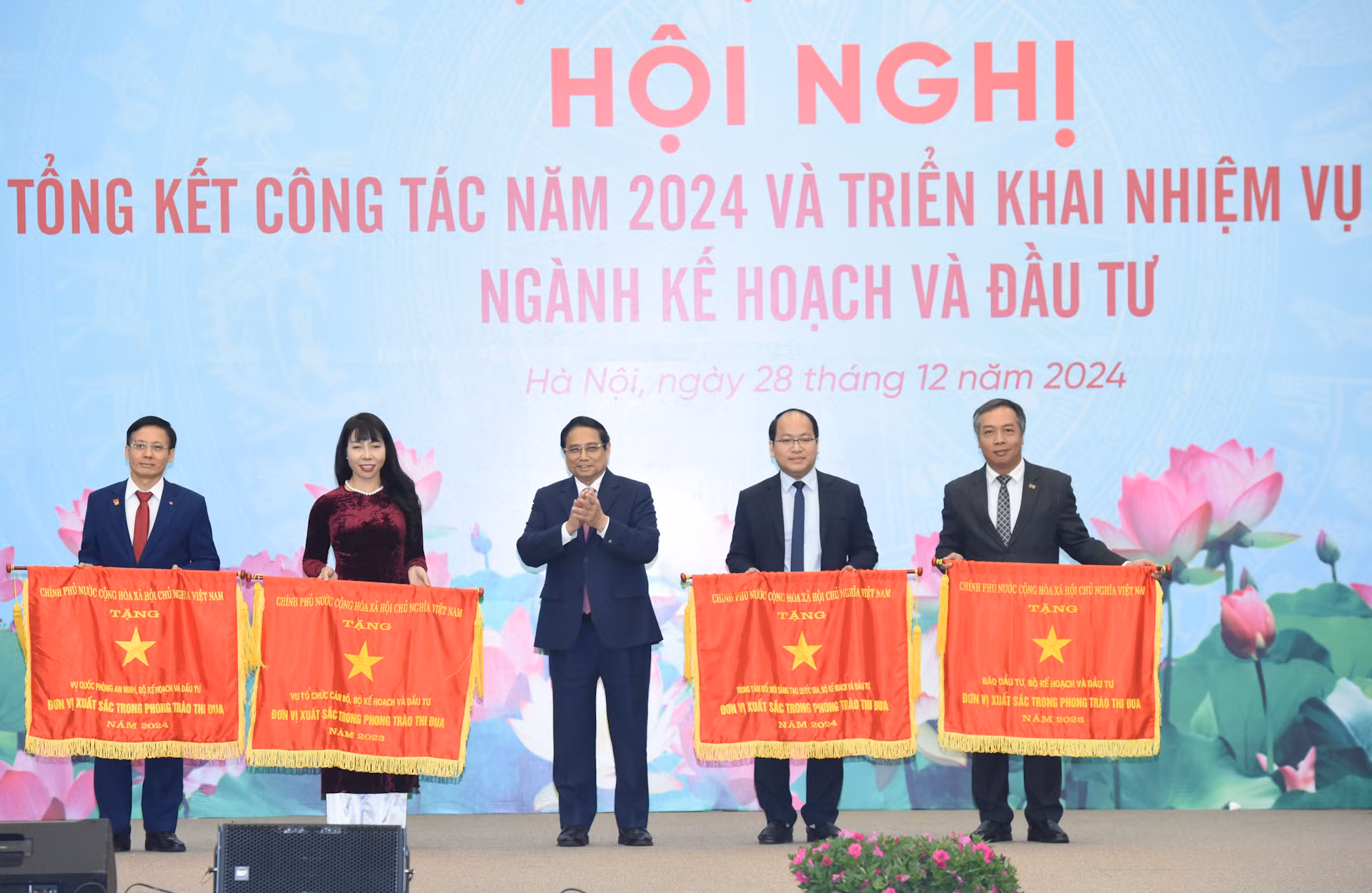 Thủ tướng Phạm Minh Chính trao Cờ thi đua của Chính phủ, tặng các đơn vị có thành tích xuất sắc trong phong trào thi đua của Bộ Kế hoạch và Đầu tư.