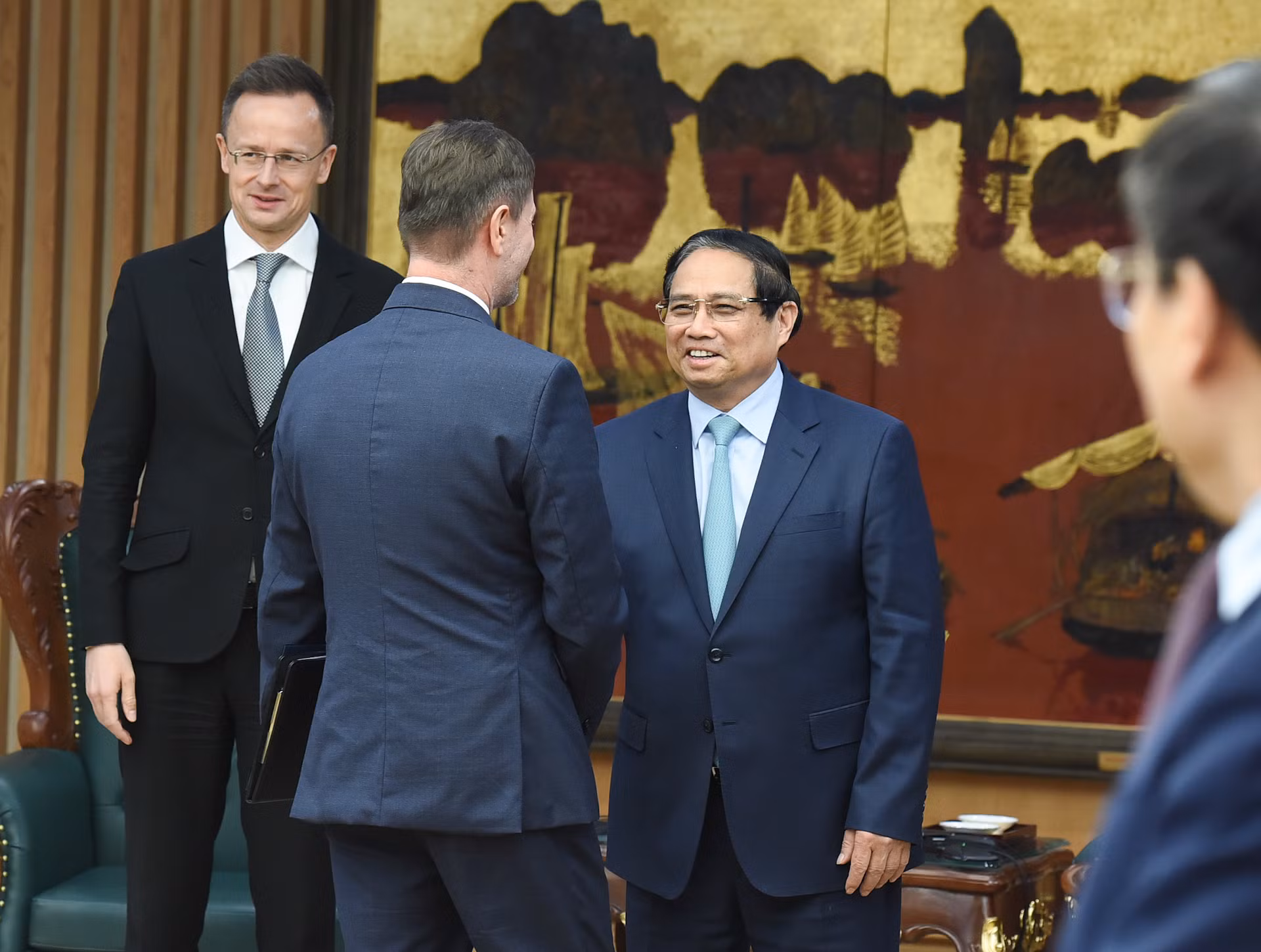 Thủ tướng Phạm Minh Chính đón các thành viên đi cùng Bộ trưởng Ngoại giao và Kinh tế đối ngoại Hungary Szijjarto Peter.