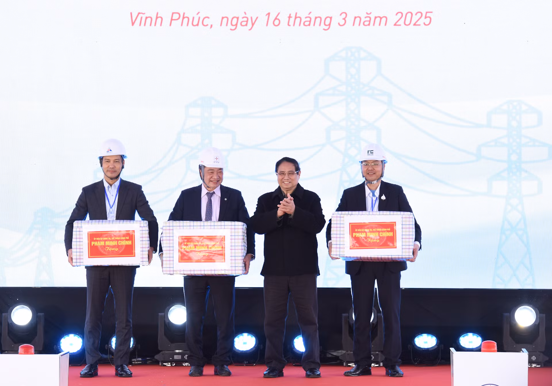 Thủ tướng Phạm Minh Chính trao quà, tặng các đơn vị thi công Dự án đường dây 500kV Lào Cai-Vĩnh Yên.