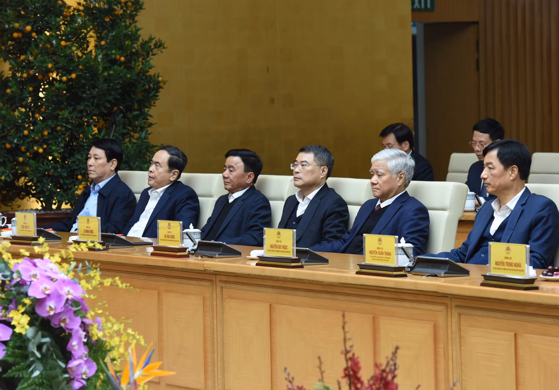 Các đồng chí lãnh đạo Đảng, Nhà nước tham dự chương trình gặp mặt.