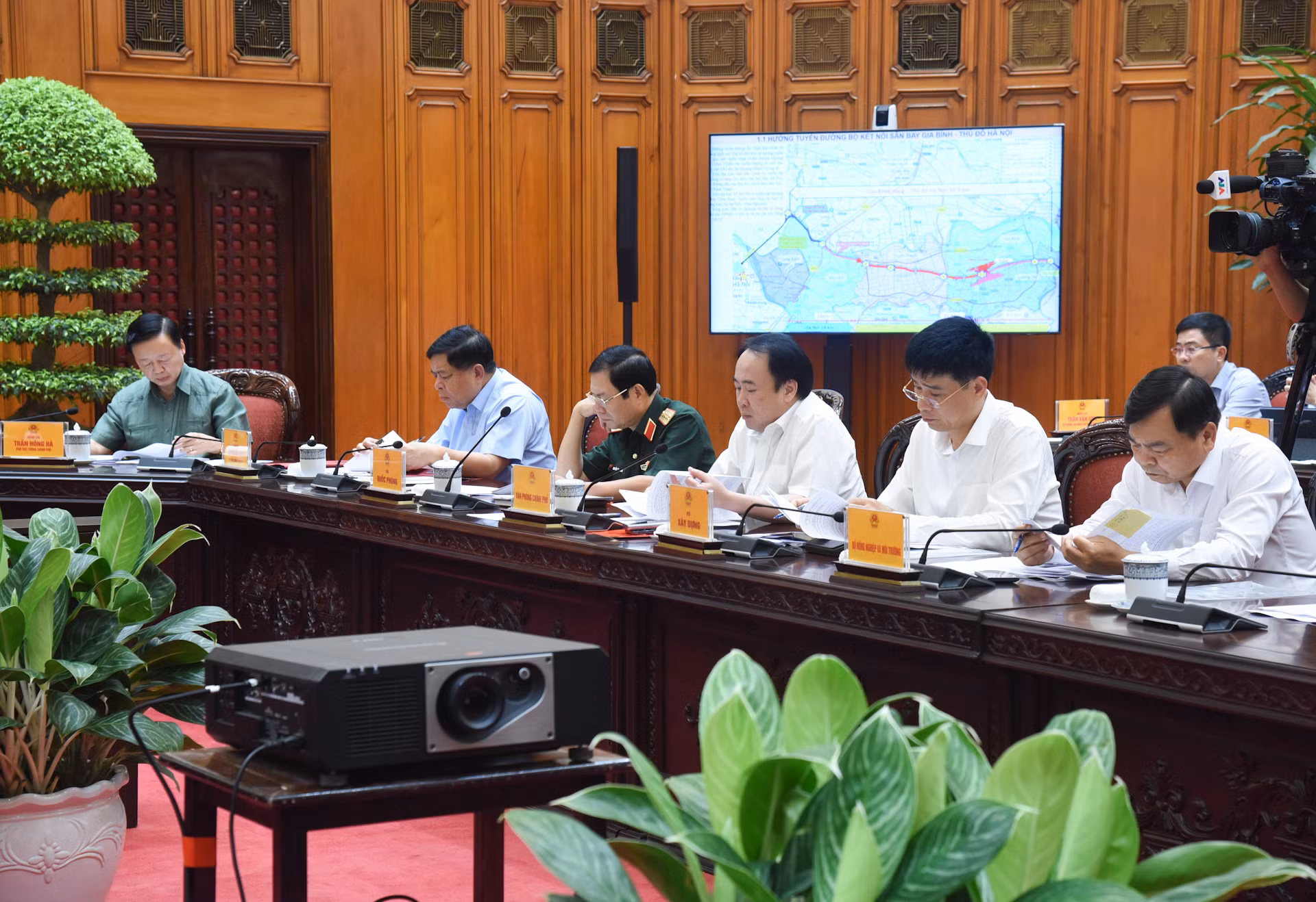 Các đồng chí phó Thủ tướng và lãnh đạo các bộ, ban, ngành tham dự cuộc họp.