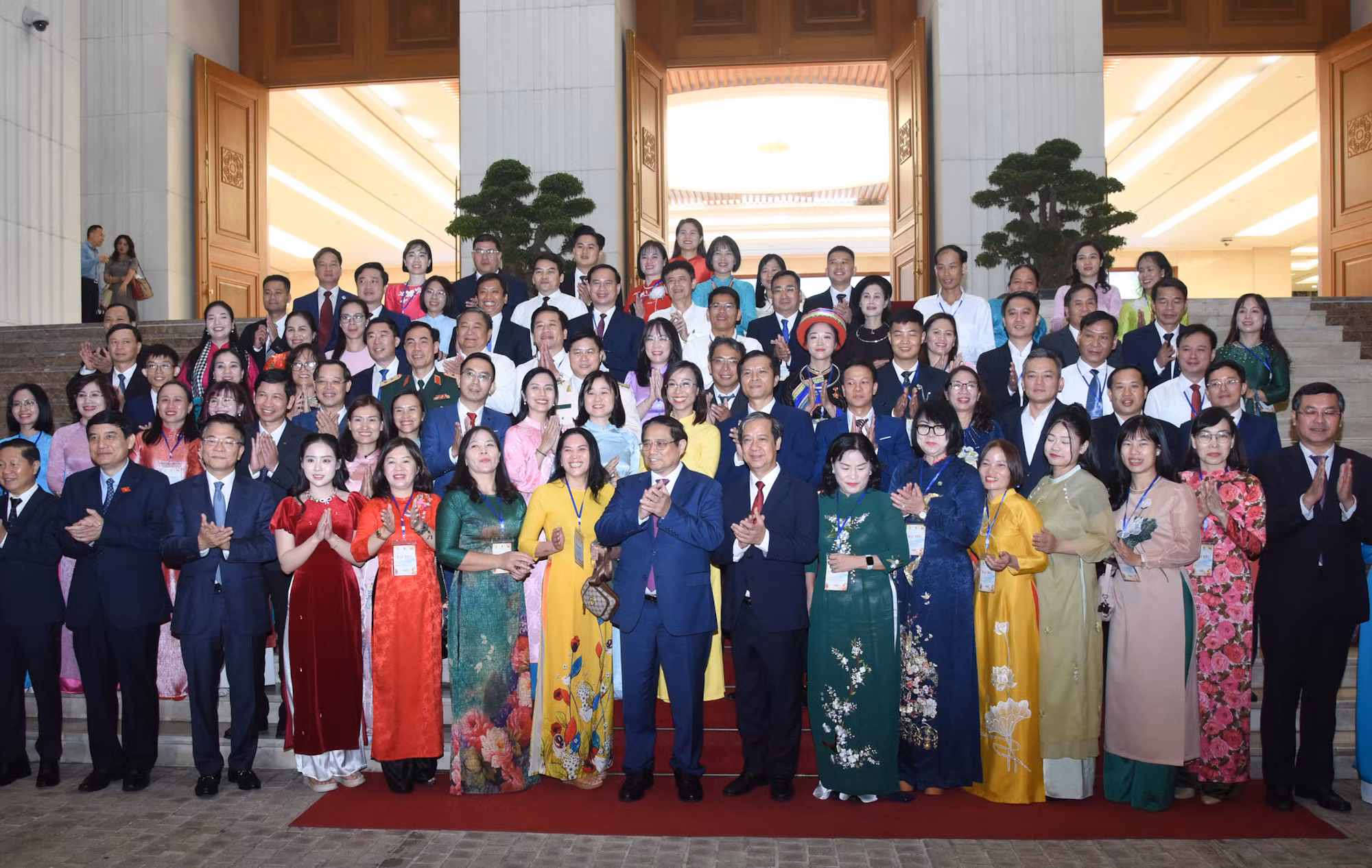 Thủ tướng Phạm Minh Chính cùng đại biểu với các nhà giáo, cán bộ quản lý giáo dục tiêu biểu.