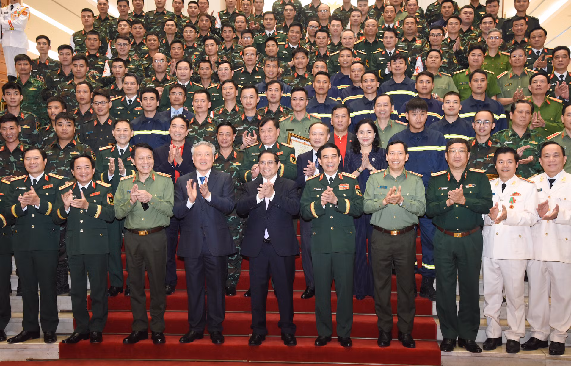 Thủ tướng Phạm Minh Chính với các đại biểu và lực lượng tham gia hỗ trợ Myanmar khắc phục hậu quả động đất.