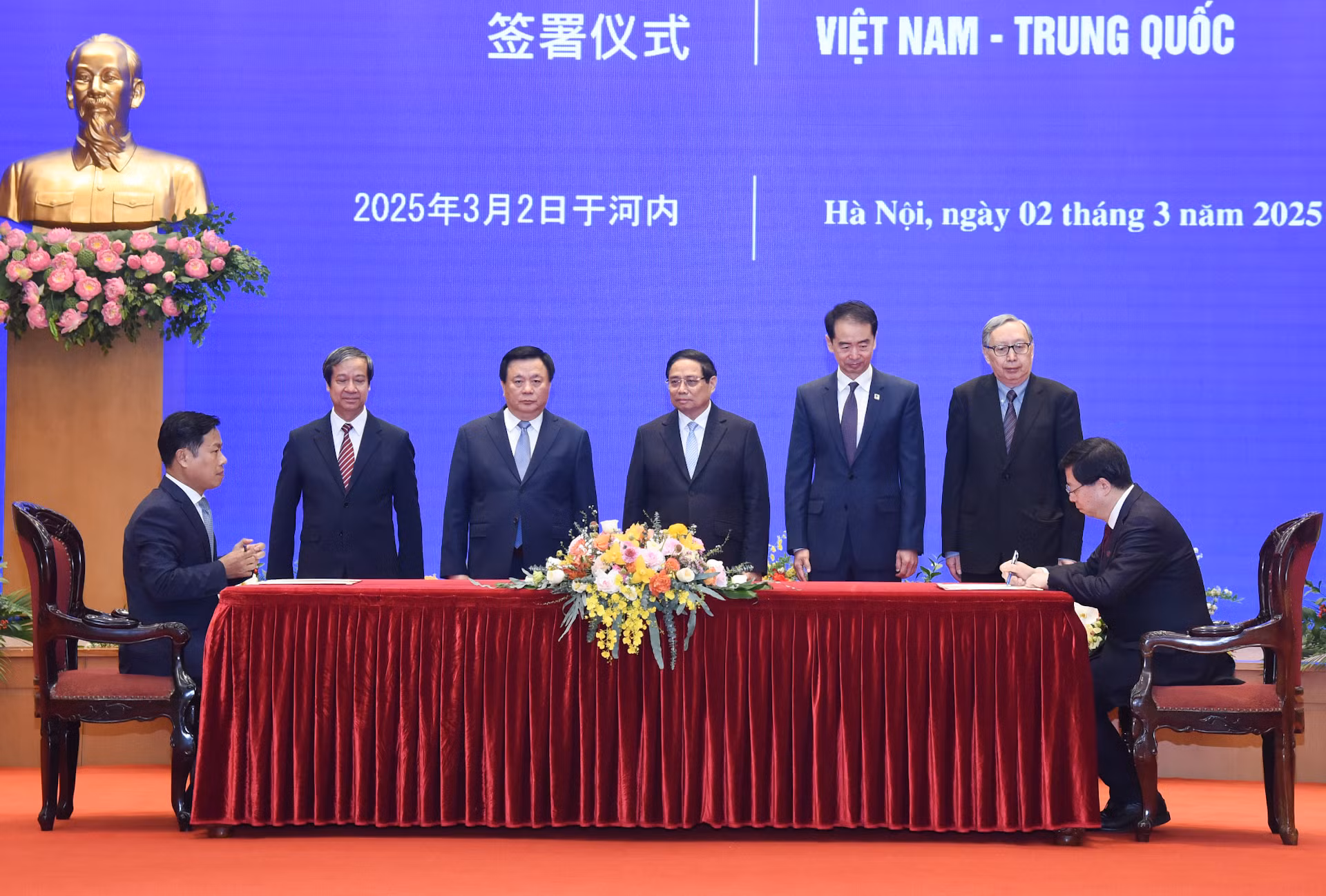 Thủ tướng Phạm Minh Chính chứng kiến ký văn kiện hợp tác giáo dục giữa Đại học Quốc gia Hà Nội và Đại học Thanh Hoa, Trung Quốc.