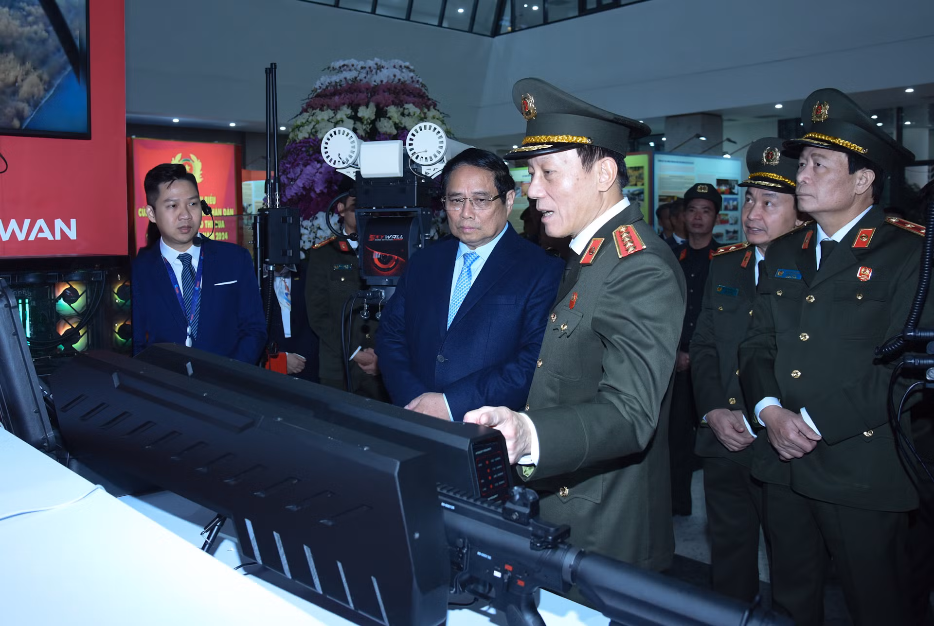 Thủ tướng thăm gian trưng bày sản phẩm ứng dụng công nghệ cao của Bộ Công an sản xuất và chế tạo. Thủ tướng thăm gian trưng bày sản phẩm ứng dụng công nghệ cao của Bộ Công an sản xuất và chế tạo.