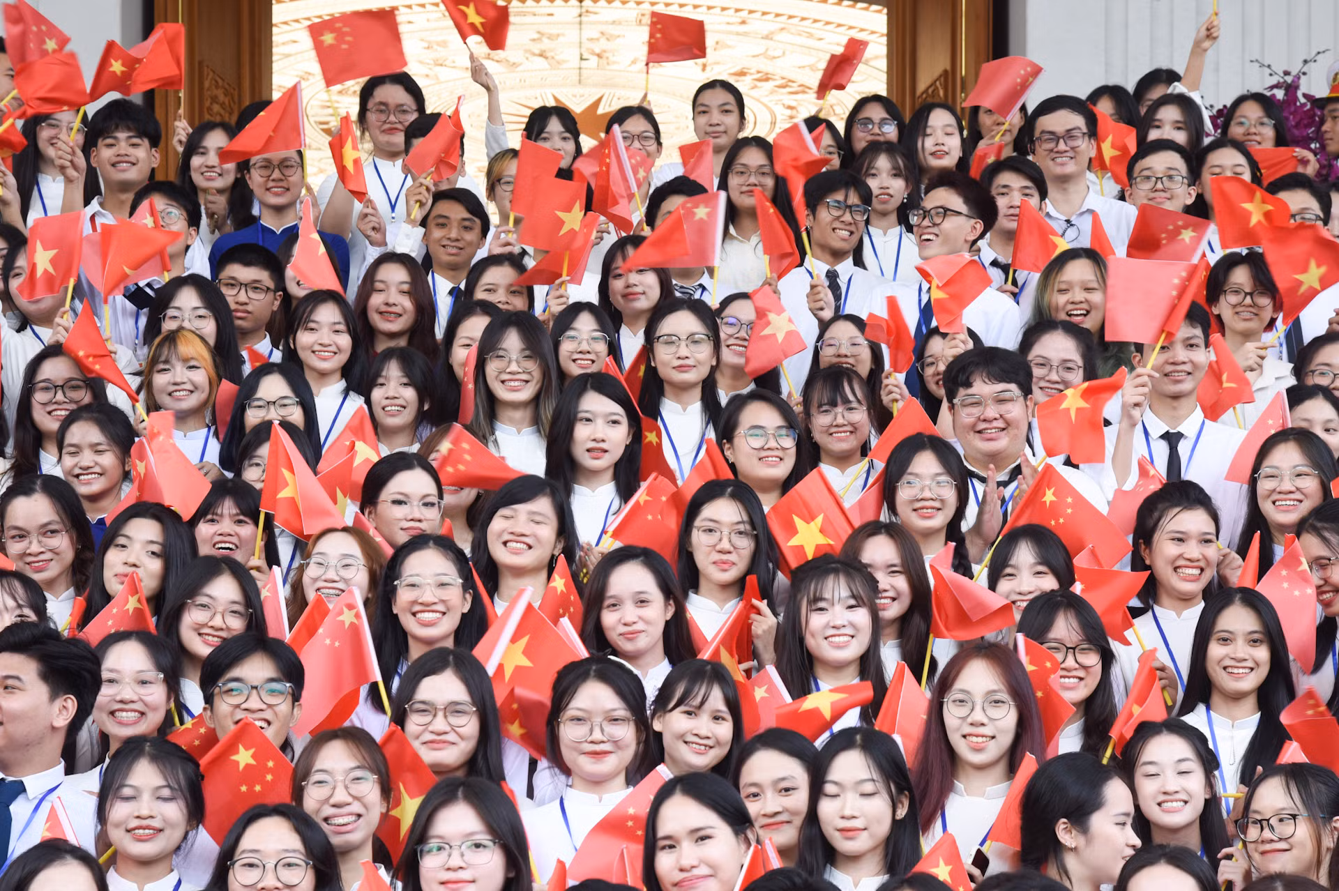 Sinh viên Đại học Quốc gia vẫy cờ chào Thủ tướng Trung Quốc Lý Cường.