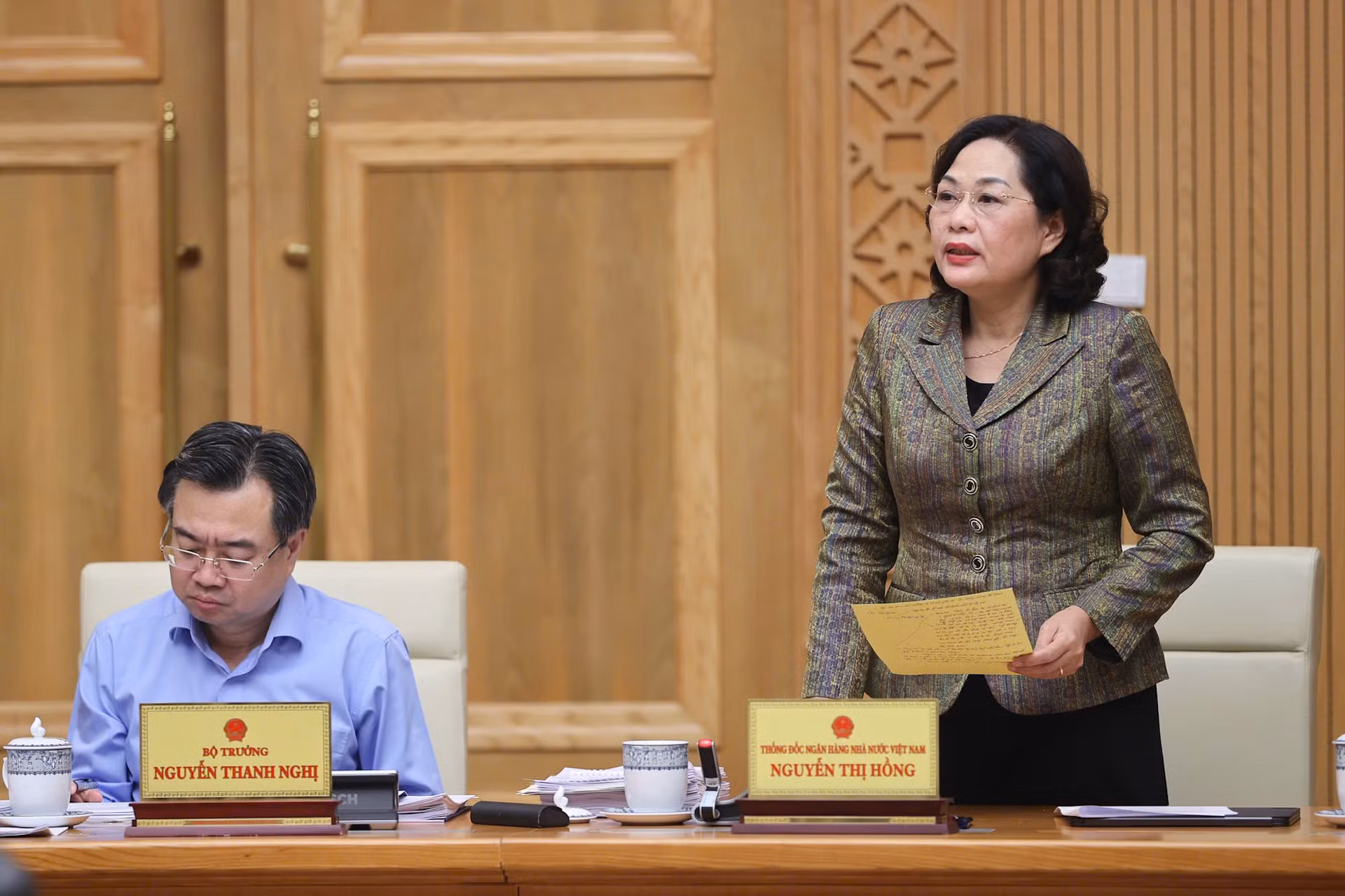Thống đốc Ngân hàng Nhà nước Việt Nam Nguyễn Thị Hồng phát biểu tại phiên họp.