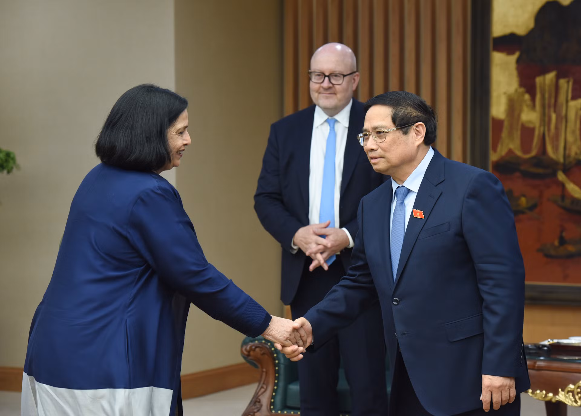 Thủ tướng Phạm Minh Chính đón các thành viên đi cùng đoàn với ông Tomas Heidar, Chánh án Tòa án quốc tế về Luật Biển (ITLOS).