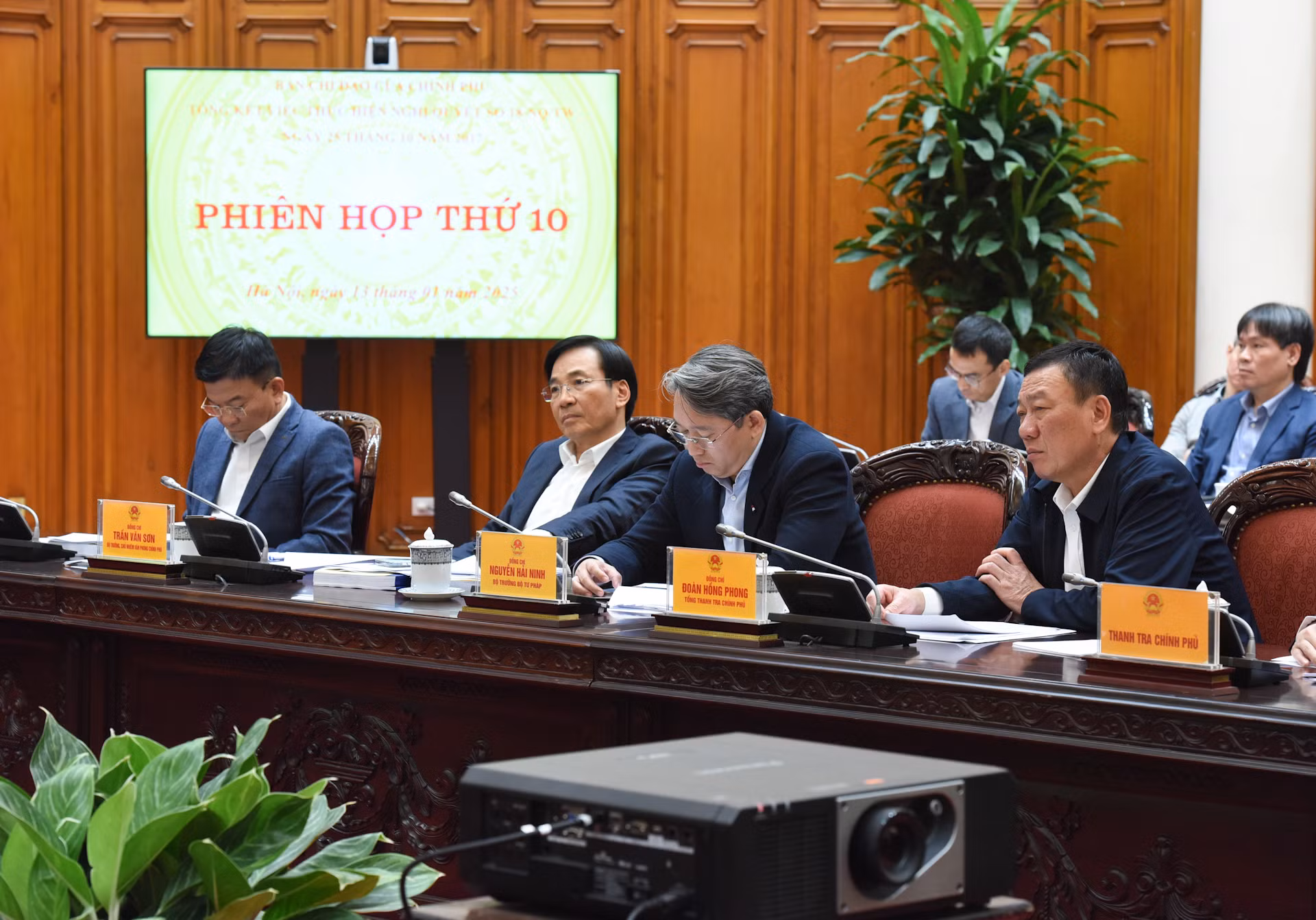 Các đại biểu tham dự phiên họp.