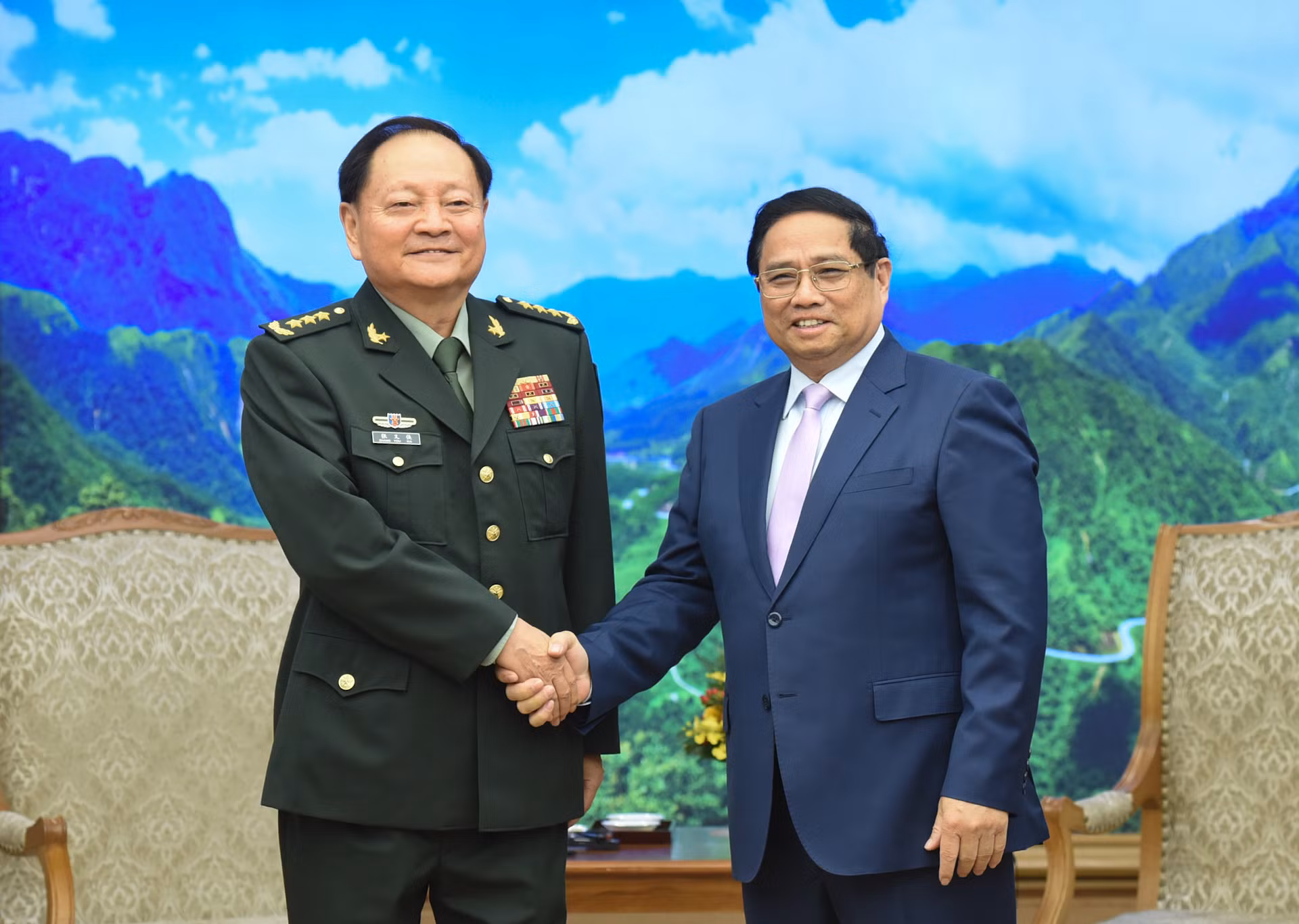 Thủ tướng Phạm Minh Chính và Thượng tướng Trương Hựu Hiệp, Ủy viên Bộ Chính trị, Phó Chủ tịch Quân ủy Trung ương Trung Quốc.