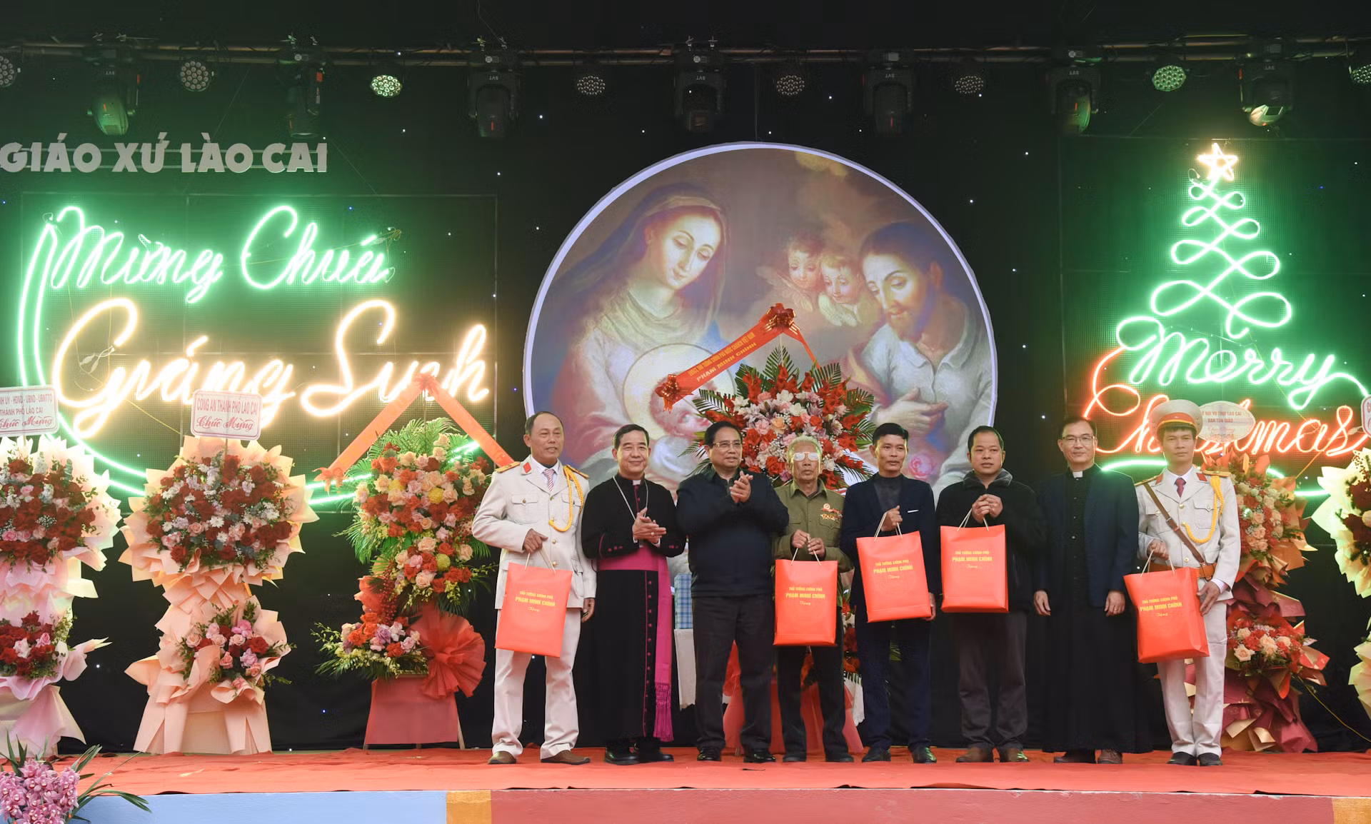 Thủ tướng Phạm Minh Chính tặng quà các linh mục, chức sắc, chức việc và giáo dân Giáo xứ Lào Cai nhân dịp Giáng sinh. Thủ tướng Phạm Minh Chính tặng quà các linh mục, chức sắc, chức việc và giáo dân Giáo xứ Lào Cai nhân dịp Giáng sinh.