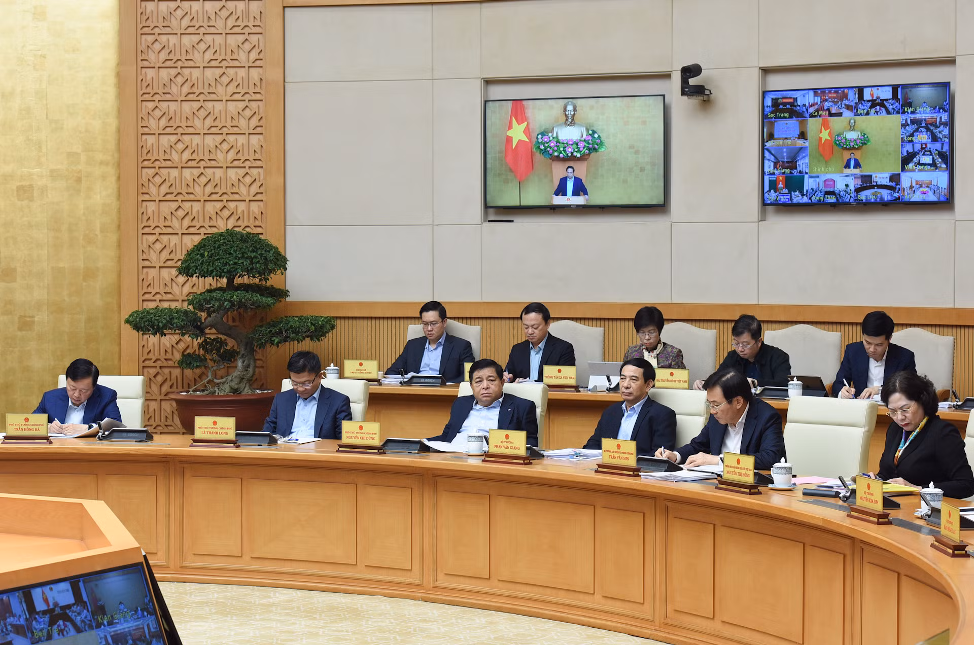 Các đồng chí Phó Thủ tướng, lãnh đạo các bộ, ban, ngành tham dự phiên họp.